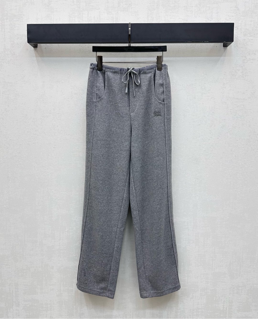 NO:549721,Miumi*2025 new product launches drawstring straight trousers customized YB imported towel cotton material is skin-friendly and comfortable. The waist is adjusted with drawstring. It is rich and practical in combination with the symmetrical pocket pocket. The design contrasts with the waist stripes to add a sense of styling. The waist is decorated with iconic letter logo decoration. The brand's tone surface auxiliary materials are developed. High-waist straight trousers are cut. Daily outfits are relaxed and fashionable. Casual and versatile. High-version 3 colors,,miumiu,alexander wang19860909Miumi*2025新品上架抽绳直筒长裤定制YB进口毛巾棉材质亲肤舒适 腰间沿用抽绳调节处理 配合对称插兜口袋版型丰富实用 与腰间条纹撞色设计 增添造型层次感 腰跨处点缀标志性字母徽标装饰 彰显品牌调性面辅料开发 高腰直筒长裤剪裁 日常穿搭松弛时髦 休闲百搭 高版本3色,,miumiu,alexander wang,Women's clothing