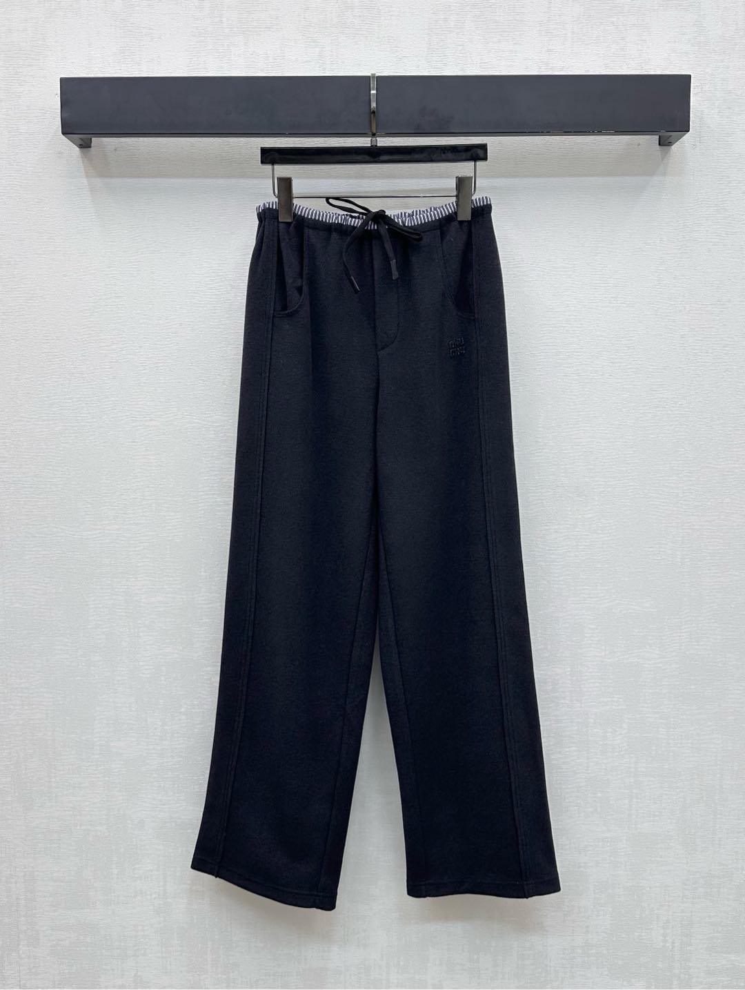 NO:549728,Miumi*2025 new arrival drawstring straight trousers, made of custom YB imported terry cotton material, are skin-friendly and comfortable. The waist is adjusted with a drawstring. With symmetrical pockets, the version is rich and practical. Contrast color design with the stripes on the waist adds a sense of layering to the look. The waistband is decorated with iconic letters and logos. Highlighting the brand's tonal surface accessories development. High-waisted straight trousers cut. Relaxed and fashionable for daily wear. Casual and versatile. High version 3 colors,,miumiu,alexander wang19860909Miumi*2025新品上架抽绳直筒长裤定制YB进口毛巾棉材质亲肤舒适 腰间沿用抽绳调节处理 配合对称插兜口袋版型丰富实用 与腰间条纹撞色设计 增添造型层次感 腰跨处点缀标志性字母徽标装饰 彰显品牌调性面辅料开发 高腰直筒长裤剪裁 日常穿搭松弛时髦 休闲百搭 高版本3色,,miumiu,alexander wang,Women's clothing