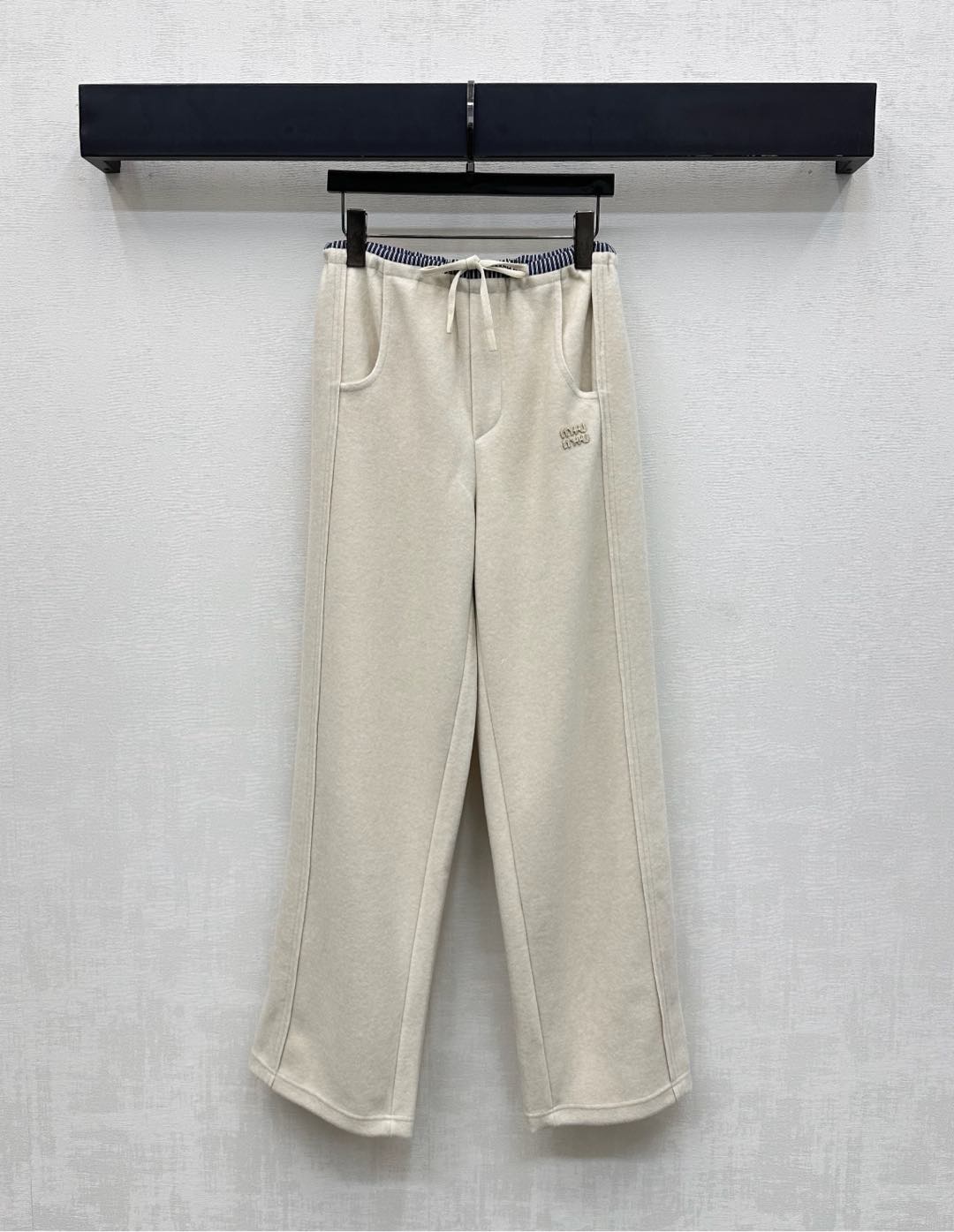 NO:549736,Miumi*2025 new product launches drawstring straight trousers customized YB imported towel cotton material is skin-friendly and comfortable. The waist is adjusted with drawstring. It is rich and practical in combination with the symmetrical pocket pocket. The design contrasts with the waist stripes to add a sense of styling. The waist is decorated with iconic letter logo decoration. The brand's tone surface auxiliary materials are developed. High-waist straight trousers are cut. Daily outfits are relaxed and fashionable. Casual and versatile. High-version 3 colors,,miumiu,alexander wang19860909Miumi*2025新品上架抽绳直筒长裤定制YB进口毛巾棉材质亲肤舒适 腰间沿用抽绳调节处理 配合对称插兜口袋版型丰富实用 与腰间条纹撞色设计 增添造型层次感 腰跨处点缀标志性字母徽标装饰 彰显品牌调性面辅料开发 高腰直筒长裤剪裁 日常穿搭松弛时髦 休闲百搭 高版本3色,,miumiu,alexander wang,Women's clothing