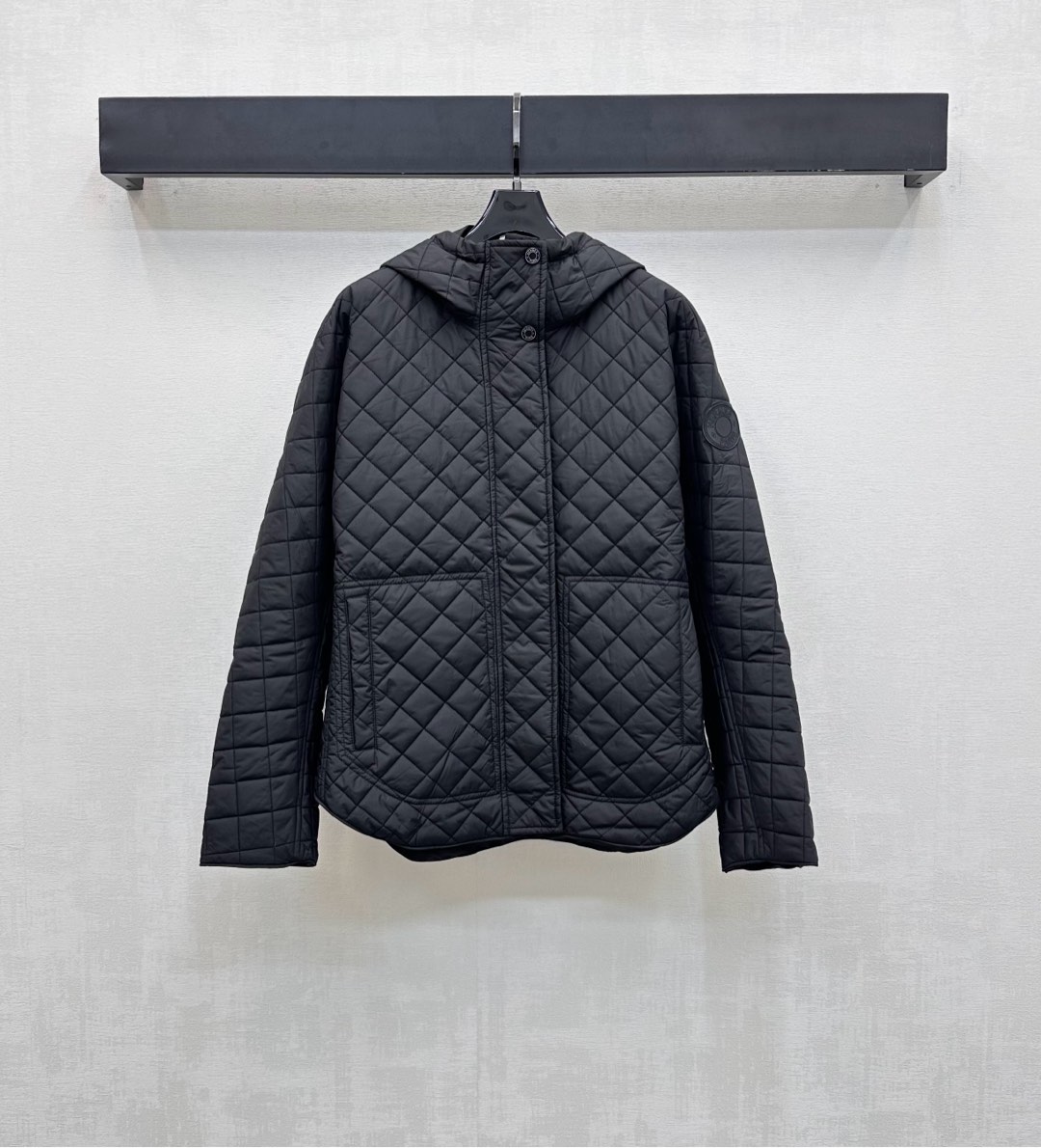 NO:549714,Herme*2025 new product launches on the shelves of diamond hooded cotton clothing custom YB imported nylon material, inner down cotton filling, the whole piece is light and warm, the whole body diamond embossed with placket zipper snap adjustment design, add layering, the sleeves and arms are decorated with iconic badges on the outside, highlighting the brand tone, surface auxiliary materials development, hooded jacket jacket tailoring, layered in autumn and winter, warm and fashionable, high version 2 colors,, hermes, jackets & coats, jackets & coats, down jacket, hats, alexander wang19860909Herme*2025新品上架菱格连帽棉服定制YB进口尼龙材质 内里羽绒棉填充 整件轻盈保暖 通体菱格压纹配合开襟拉链按扣调节设计 增添造型层次感 袖臂外侧点缀标志性徽章装饰 彰显品牌调性 面辅料开发 连帽夹克外套剪裁 秋冬叠穿保暖时髦 高版本2色,,hermes,jackets & coats,jackets & coats,down jacket,hats,alexander wang,Women's clothing