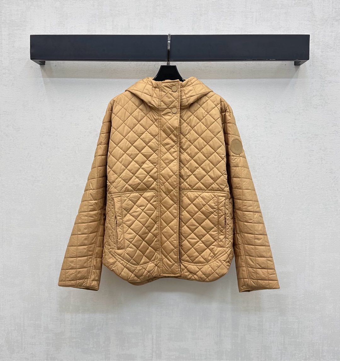 NO:549706,Herme*2025 new product launches the shelves of diamond hooded cotton clothing custom YB imported nylon material, inner down cotton filling, the whole piece is light and warm, the whole body diamond embossed with placket zipper snap adjustment design, add layering, the sleeves and arms are decorated with iconic badges on the outside, highlighting the brand tone, surface auxiliary materials development, hooded jacket jacket tailoring, layered in autumn and winter, warm and fashionable, high version 2 colors,, hermes, jackets & coats, jackets & coats, down jacket, hats, alexander wang19860909Herme*2025新品上架菱格连帽棉服定制YB进口尼龙材质 内里羽绒棉填充 整件轻盈保暖 通体菱格压纹配合开襟拉链按扣调节设计 增添造型层次感 袖臂外侧点缀标志性徽章装饰 彰显品牌调性 面辅料开发 连帽夹克外套剪裁 秋冬叠穿保暖时髦 高版本2色,,hermes,jackets & coats,jackets & coats,down jacket,hats,alexander wang,Women's clothing