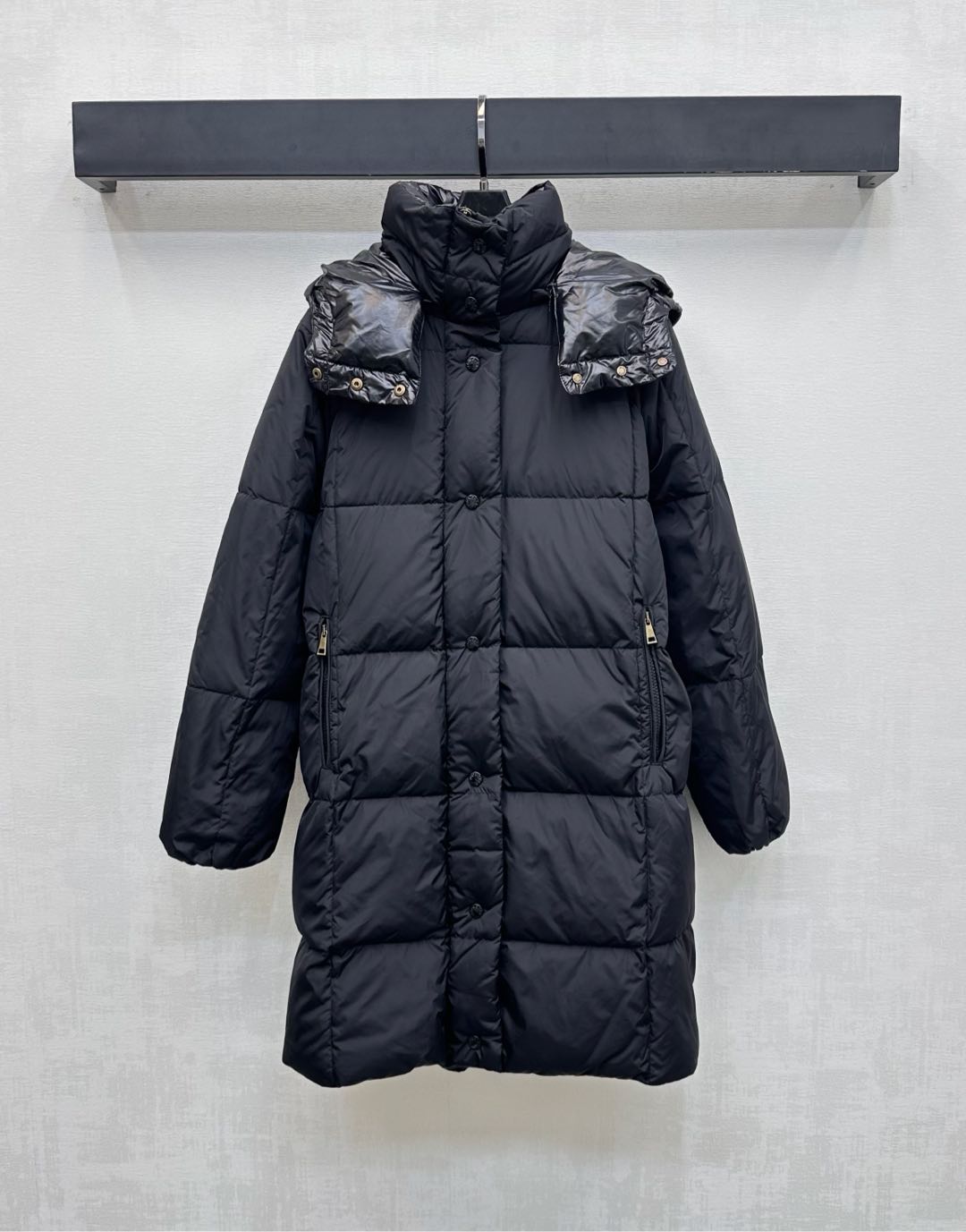 NO:549722,With dust bag Moncle*2025 new product is on the shelves to remove hooded long down jacket customized YB imported nylon material, white goose down filling in the inner lining, light and warm, stand-up collar snap buckle hooded detachable two-wear design, combined with the torso, a rectangular embossing treatment, adds a sense of styling, iconic cloth patch logo decoration on the outside of the shoulder and arm, highlights the brand tone, surface auxiliary material development, hooded long down jacket tailoring, layered in autumn and winter, warm and fashionable, filling standard: national standard 90 velvet, filling: white goose down high version 2 colors,, jackets & coats, down jacket, hats, alexander wang19860909配防尘袋Moncle*2025新品上架拆卸连帽长款羽绒外套定制YB进口尼龙材质 内里白鹅绒填充 整件轻盈保暖 立领按扣连帽可拆卸两穿设计 配合躯干采用长方格压纹处理 增添造型层次感 肩臂外侧点缀标志性布贴徽标装饰 彰显品牌调性 面辅料开发 连帽长款羽绒服剪裁 秋冬叠穿保暖时髦 充绒标准:国标90绒 充绒物:白鹅绒  高版本2色,,jackets & coats,down jacket,hats,alexander wang,Women's clothing