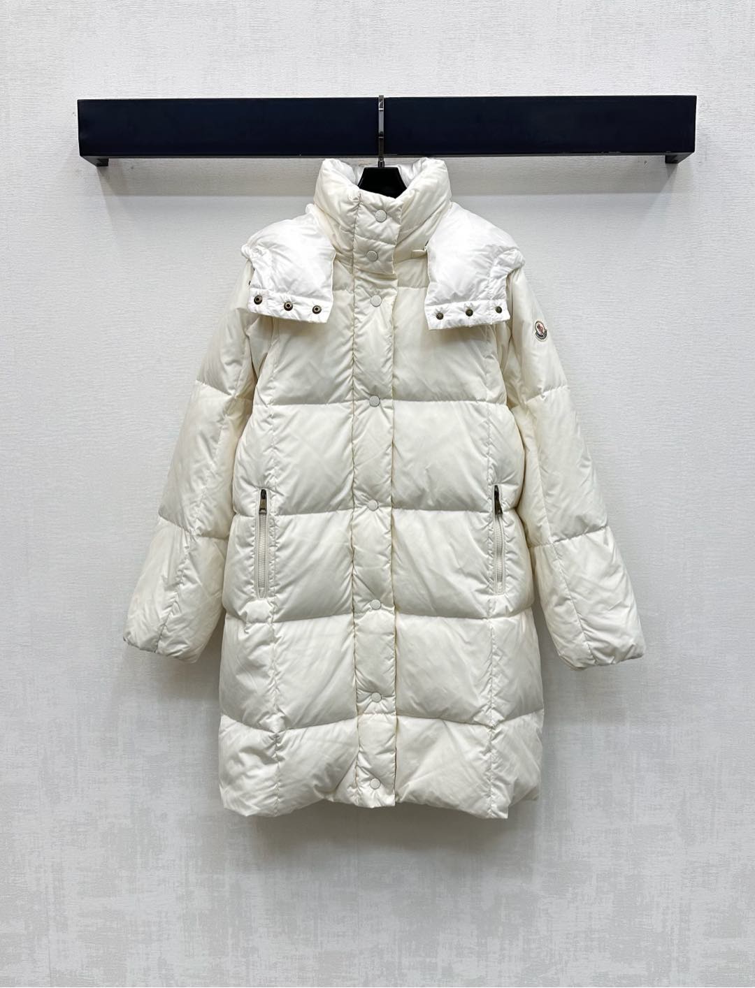 NO:549715,With dust bag Moncle*2025 new product is on the shelves to remove hooded long down jacket customized YB imported nylon material, white goose down filling in the inner lining, light and warm, stand-up collar snap buckle hooded detachable two-wear design, combined with the torso, a rectangular embossing treatment, adds a sense of styling, iconic cloth patch logo decoration on the outside of the shoulder and arm, highlights the brand tone, surface auxiliary material development, hooded long down jacket tailoring, layered in autumn and winter, warm and fashionable, filling standard: national standard 90 velvet, filling: white goose down high version 2 colors,, jackets & coats, down jacket, hats, alexander wang19860909配防尘袋Moncle*2025新品上架拆卸连帽长款羽绒外套定制YB进口尼龙材质 内里白鹅绒填充 整件轻盈保暖 立领按扣连帽可拆卸两穿设计 配合躯干采用长方格压纹处理 增添造型层次感 肩臂外侧点缀标志性布贴徽标装饰 彰显品牌调性 面辅料开发 连帽长款羽绒服剪裁 秋冬叠穿保暖时髦 充绒标准:国标90绒 充绒物:白鹅绒  高版本2色,,jackets & coats,down jacket,hats,alexander wang,Women's clothing