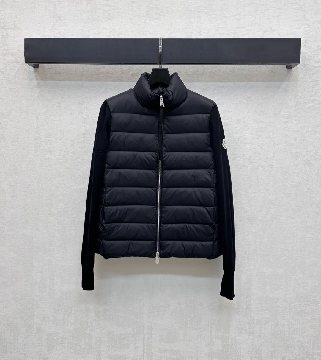 NO:562274,With dust bag  Down filling standard: national standard 90 down. Down filling: white goose down. High version 2 colors, jackets & coats, jackets & coats, down jacket, alexander wang19860909配防尘袋Moncle*2025新品上架拼接拉链羽绒服定制YB进口尼龙羊毛材质 内里白鹅绒填充 整件轻盈保暖 躯干经典长方条形压纹处理 配合手臂针织拼接设计 增添造型层次感 袖子外侧点缀标志性贴布徽标装饰 彰显品牌调性 面辅料开发 立领拉链夹克外套剪裁 上身低调高级 精致细节就能成功摆脱沉闷 集保暖与时髦一体 充绒标准:国标90绒 充绒物:白鹅绒  高版本2色,,jackets & coats,jackets & coats,down jacket,alexander wang,Women's clothing