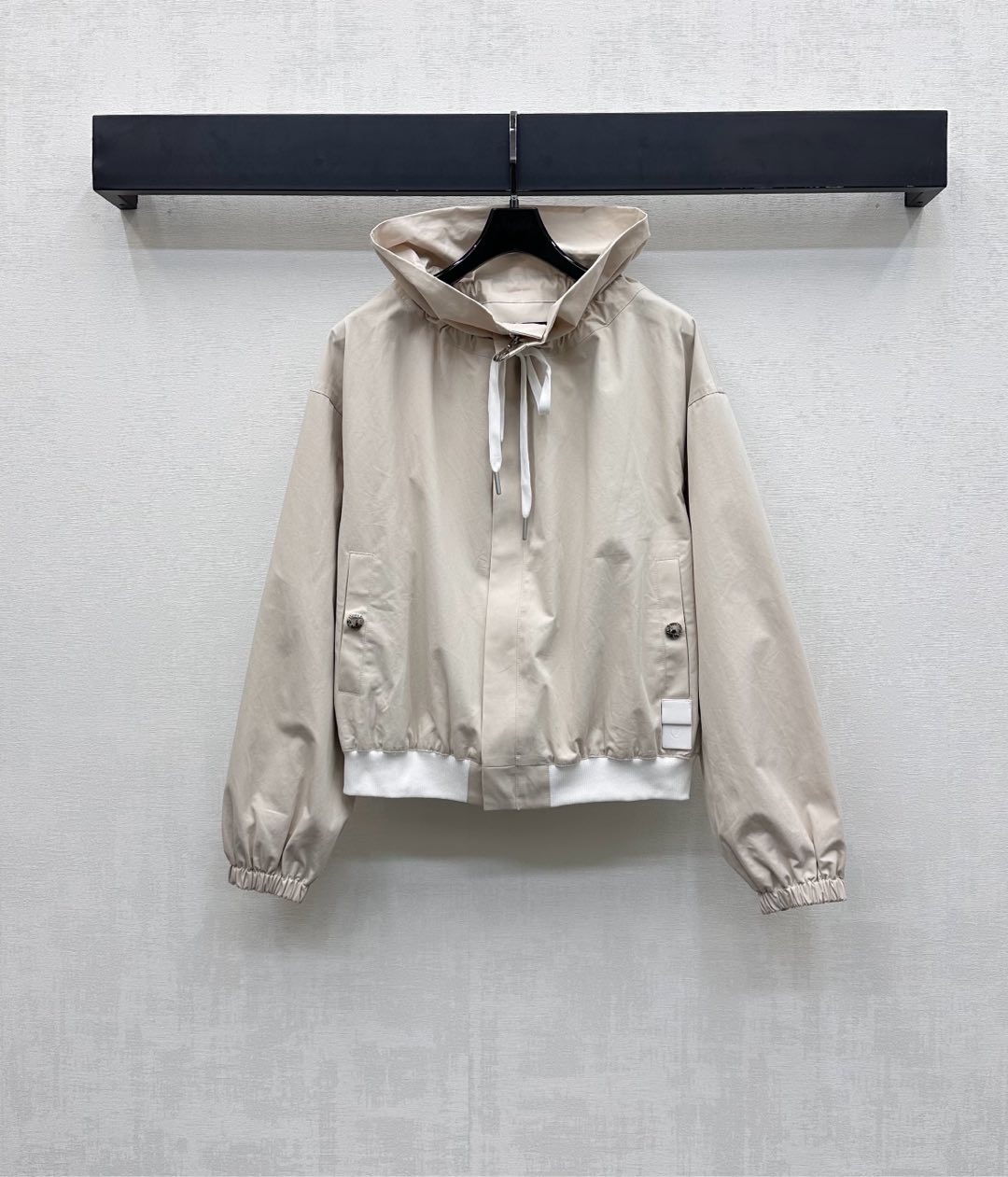 NO:549699,Louis Vuutto*2025 new product launch drawstring jacket custom YB imported thick cotton material, comfortable and easy to wear, crisp and stylish, use open-clad letter buckle zipper adjustment collar edge drawstring design, highlighting the brand tone, match with hem thread edge decoration, add layered look, lapel drawstring jacket tailoring, highlighting the casual and fashionable feeling of workwear, fashionable and fashionable, high-end version,,louis vuitton, jackets & coats, jackets & coats, alexander wang19860909Louis Vuutto*2025新品上架抽绳夹克外套定制YB进口府稠棉材质 舒适好穿 挺括有型 沿用开襟字母扣拉链调节领边抽绳设计 彰显品牌调性 配合下摆螺纹包边装饰 增添造型层次感 翻领抽绳夹克外套剪裁 凸显工装休闲时尚感 穿搭时髦洋气 高版本,,louis vuitton,jackets & coats,jackets & coats,alexander wang,Women's clothing