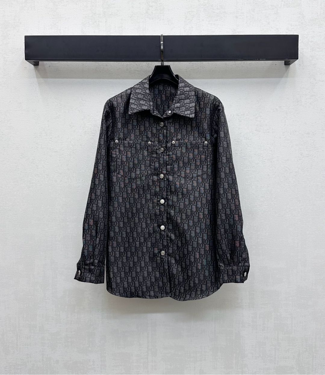 NO:549688,Dio*2025 new product is on the shelves of Jacquard lapel shirts. Customized YB imported jacquard material. It is crisp and stylish. Use open-clad engraved buttons to adjust with the symmetrical pocket design on the chest to add layering. The whole body is covered with iconic letter logo elements to highlight the brand tone. Loose micro A-ext expansion style. Easy to wear and good proportions. Face and auxiliary materials development. Lapel front shoulder long-sleeved shirt tailoring. Randomly match the trendy and fashionable. High-version, dior,shirts,alexander wang19860909Dio*2025新品上架提花翻领衬衣定制YB进口提花材质 挺括有型 沿用开襟刻印纽扣调节配合胸前对称口袋设计 增添造型层次感 通体满铺标志性字母徽标元素 彰显品牌调性 宽松微A外扩版型 轻松穿出松弛好比例 面辅料开发 翻领正肩长袖衬衫剪裁 随意搭配穿搭潮流时髦  高版本,,dior,shirts,alexander wang,Women's clothing