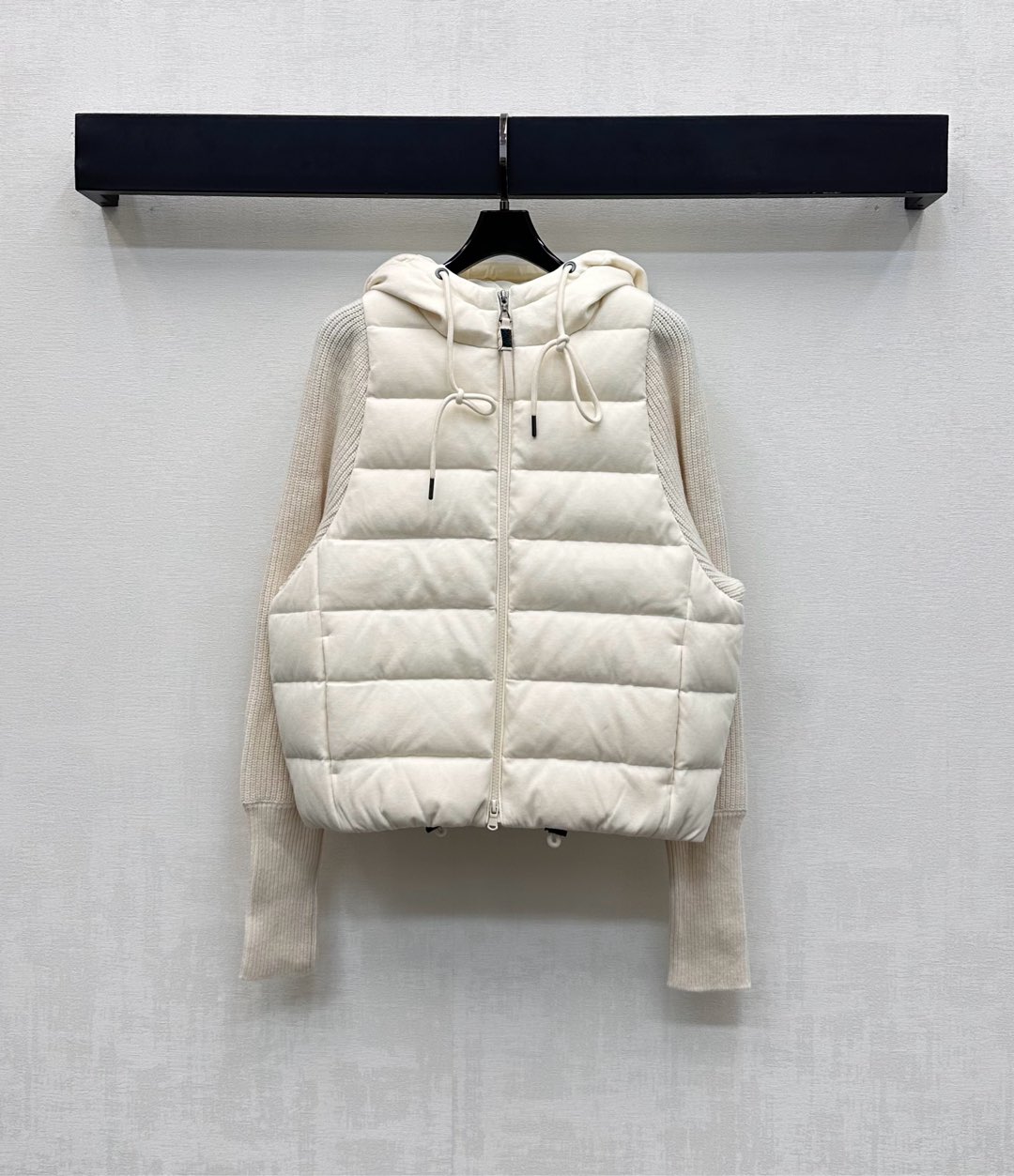 NO:549707,With dust bag BC*2025 new product on shelves spliced ​​hooded down jacket customized YB imported nylon wool material plush texture windproof and cold, white goose velvet filling inside, light and warm, open-clad zippered collar design, classic rectangular bar embossing treatment with arm splicing knitted texture, add layering of styling, elastic and more comfortable, drawstring iconic logo embellishment, highlight brand tone, surface auxiliary material development, hooded zipper jacket cut, layered in autumn and winter, warm and fashionable, filling standard: national standard 90 velvet filling: white goose velvet high version 36-42,, jackets & coats, down jacket, hats, alexander wang19860909配防尘袋BC*2025新品上架拼接连帽羽绒服定制YB进口尼龙羊毛材质 毛绒纹理防风御寒 内里白鹅绒填充 整件轻盈保暖 开襟拉链立领版型设计 躯干经典长方条形压纹处理 配合手臂拼接针织肌理 增添造型层次感 弹性十足更贴身舒适 抽绳标志性徽标点缀装饰 彰显品牌调性 面辅料开发 连帽拉链外套剪裁 秋冬叠穿保暖时髦 充绒标准:国标90绒 充绒物:白鹅绒  高版本36-42,,jackets & coats,down jacket,hats,alexander wang,Women's clothing