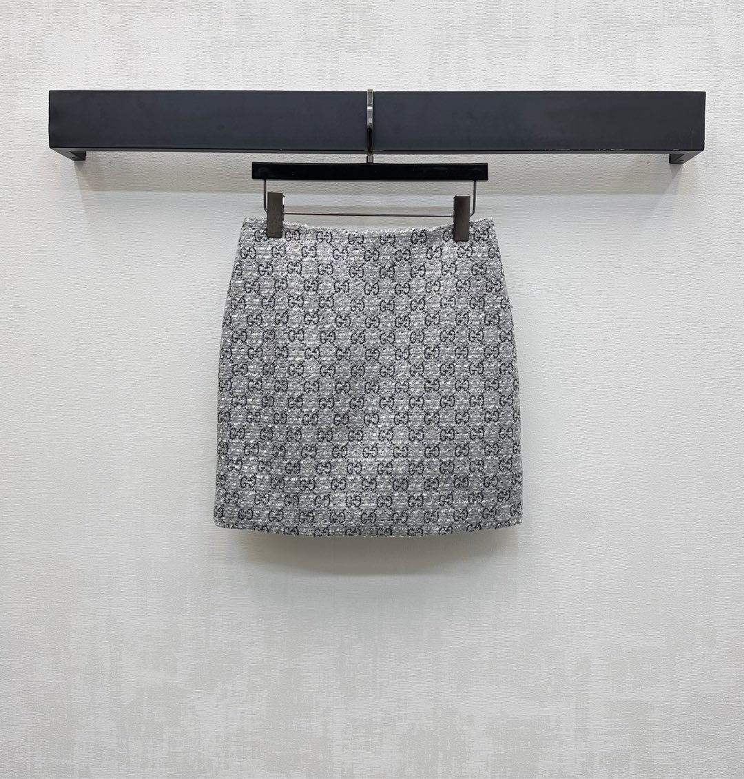 NO:549668,Gucc*2025 new product is on the shelves of hot diamond dress skirts customized YB imported coarse wool material. The texture is obvious and the texture is full of texture. The whole body is gray-white background and the rhinestone embellishment adds a sense of styling. Combined with silver wire braided texture, the double G jacquard logo elements are fully displayed tone. Facial accessories are developed. Straight hip skirt tailoring can be matched with the same series of jackets. Complete sets of outfits are high-end and elegant. The first choice for commuting and dating temperament. High-end version, gucci, skirts, jackets & coats, alexander wang19860909Gucc*2025新品上架烫钻洋装半裙定制YB进口粗纺毛呢材质 肌理明显 质感十足 通体灰白底色搭配水钻点缀 增添造型层次感 配合银丝编织纹理满铺双G提花徽标元素 彰显品牌调性 面辅料开发 直筒包臀半裙剪裁 可搭配同系列外套 成套穿搭高级优雅 通勤约会气质穿搭首选  高版本,,gucci,skirts,jackets & coats,alexander wang,Women's clothing