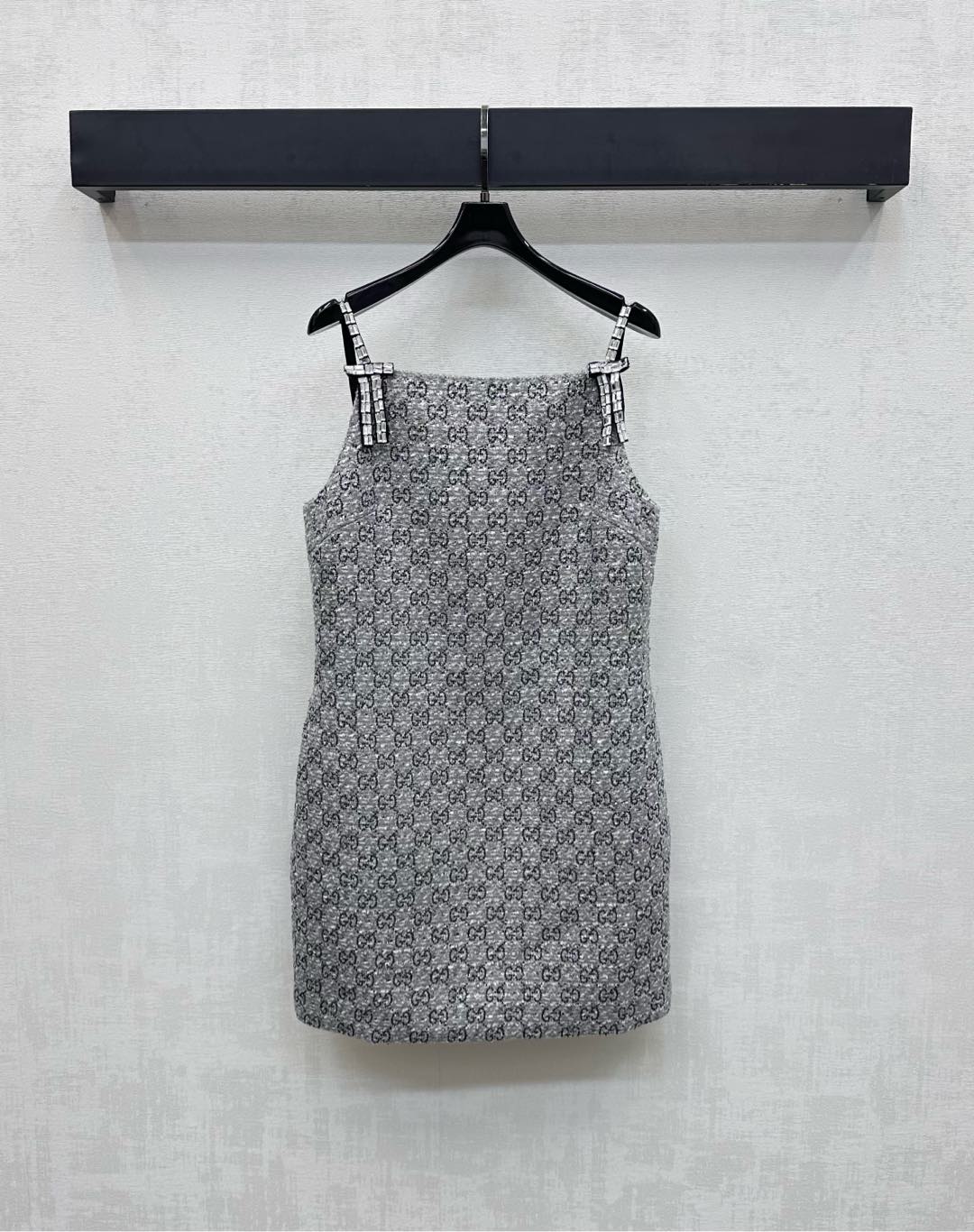 NO:549658,Gucc*2025 new product is on the shelves of hot diamond dress and suspender dress customized YB imported coarse wool material. The texture is obvious and the texture is full. The design of rhinestone bow straps adds a sense of styling and beautiful neck curves. The French style is full of gray and white background with rhinestone embellishment. Combined with silver wire braided texture, the double G jacquard logo elements are fully displayed. The tone of the brand. The development of surface accessories. Flat-mouth suspender skirt cuts. The upper body highlights the charm of the female curve. The first choice for commuting and dating temperament. High-end version, gucci, skirts, alexander wang19860909Gucc*2025新品上架烫钻洋装吊带连衣裙定制YB进口粗纺毛呢材质 肌理明显 质感十足 沿用水钻蝴蝶结肩带设计 增添造型层次感 展现优美颈部曲线 尽显法式风情 通体灰白底色搭配水钻点缀 配合银丝编织纹理满铺双G提花徽标元素 彰显品牌调性 面辅料开发 平口吊带裙剪裁 上身凸显女性曲线魅力 通勤约会气质穿搭首选  高版本,,gucci,skirts,alexander wang,Women's clothing