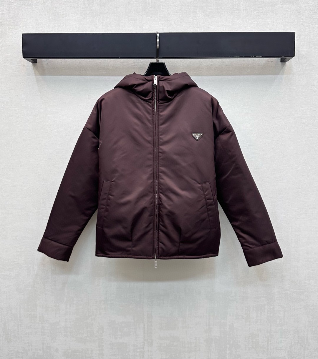 NO:550211,Prad*2025 new product hooded cotton jacket custom YB imported nylon material, inner cotton treatment, windproof and cold, chest embellishment with iconic triangle logo decoration, highlight brand tone, open-clad two-way zipper adjustment and inner zipper pocket design, add layered look, surface auxiliary material development, hooded zipper jacket style tailoring, casual matching, trendy and fashionable high-version 2 colors,,prada, jackets & coats,hats,alexander wang19860909Prad*2025新品上架连帽棉服外套定制YB进口尼龙材质 内里衔棉处理 防风御寒保暖 胸前点缀标志性三角徽标装饰 彰显品牌调性 开襟双向拉链调节配合内侧拉链口袋设计 增添造型层次感 面辅料开发 连帽拉链外套版型剪裁 随意搭配穿搭潮流时髦   高版本2色,,prada,jackets & coats,hats,alexander wang,Women's clothing