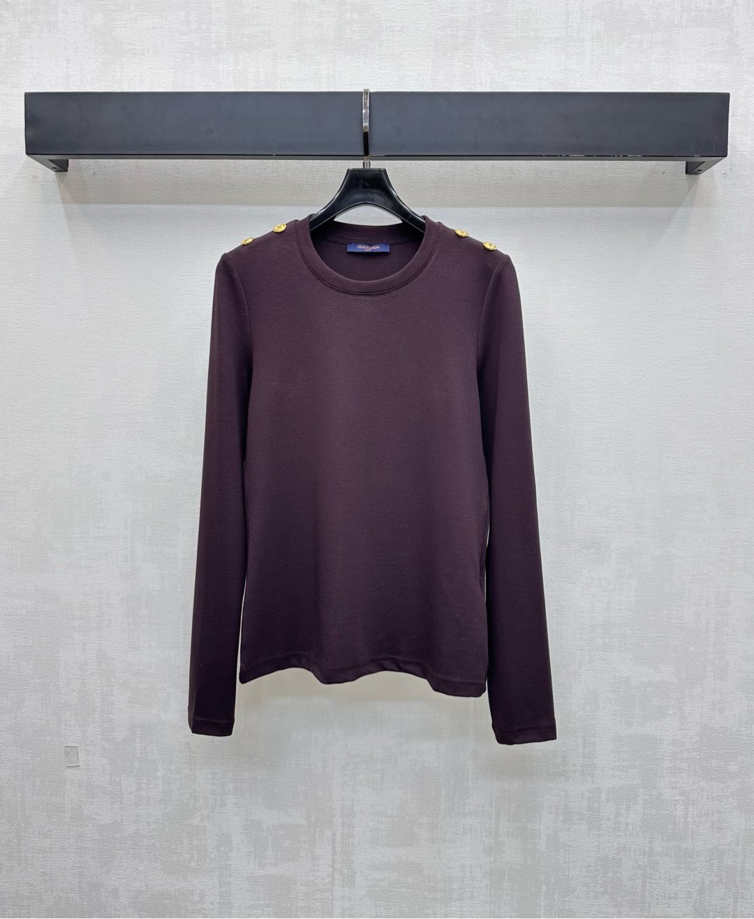 NO:549762,Louis Vuitto*2025 new product slim base shirt on the shelf on the shoulder buckle, customized YB imported twill cotton material, comfortable and elastic, iconic engraved letters, gold buckle decoration on the shoulders, highlighting the brand tone, surface auxiliary material development, round neck slim base shirt tailoring, single wear, outstanding and fashionable inner wear, high version 3 colors,,louis vuitton,alexander wang19860909Louis Vuitto*2025新品上架肩扣修身打底衫定制YB进口斜纹全棉材质 舒适弹力 双肩点缀标志性刻印字母金扣装饰 彰显品牌调性 面辅料开发 圆领修身打底衫剪裁 单穿内搭出彩时髦  高版本3色,,louis vuitton,alexander wang,Women's clothing