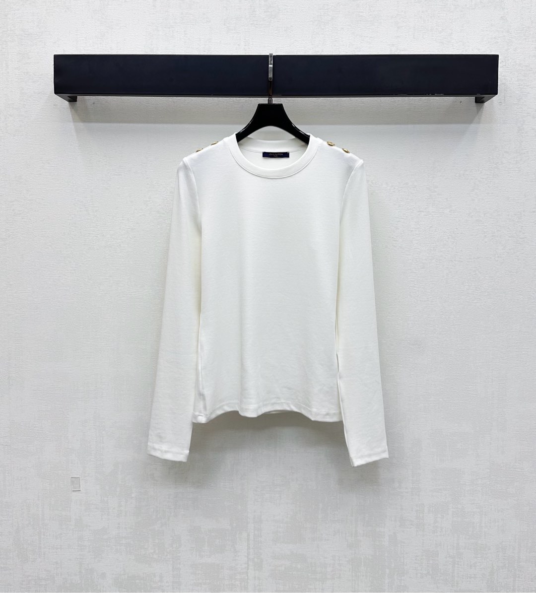 NO:549747,Louis Vuitto*2025 new product slim base shirt on the shelf on the shoulder buckle, customized YB imported twill cotton material, comfortable and elastic, iconic engraved letters, gold buckle decoration on the shoulders, highlighting the brand tone, surface auxiliary material development, round neck slim base shirt tailoring, single wear, outstanding and fashionable inner wear, high version 3 colors,,louis vuitton,alexander wang19860909Louis Vuitto*2025新品上架肩扣修身打底衫定制YB进口斜纹全棉材质 舒适弹力 双肩点缀标志性刻印字母金扣装饰 彰显品牌调性 面辅料开发 圆领修身打底衫剪裁 单穿内搭出彩时髦  高版本3色,,louis vuitton,alexander wang,Women's clothing