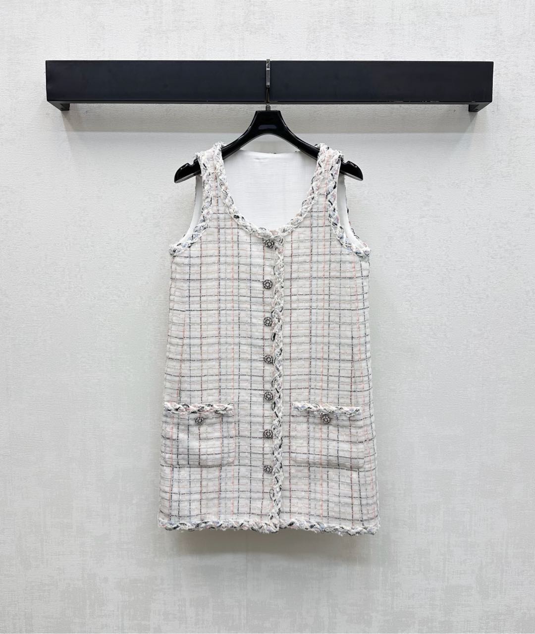 NO:550226,Chane*2025 new product is on the shelves of coarse vest skirts, custom YB imported coarse woolen material, high-quality texture, contrasting button adjustment design on the front closure, combined with the overall three-dimensional edge bundling, adding layered look, the inner embellishes the iconic double C jacquard logo, showing the brand tone, symmetrical pocket decoration, socialite style, vertical appearance, surface auxiliary material development, sleeveless dress tailoring, easy to control the high-end and elegant feeling of wealth on daily outfits, high-end version 36 38 40,,chanel, skirts, alexander wang19860909Chane*2025新品上架粗纺背心裙定制YB进口粗纺羊毛呢材质 质感高级 前襟沿用撞色纽扣调节设计 配合整体立体捆边处理 增添造型层次感 内里点缀标志性双C提花徽标满铺 彰显品牌调性 对称口袋装饰名媛格调立显 面辅料开发 无袖连衣裙剪裁 日常穿搭约会轻松驾驭高级优雅千金感  高版本36 38 40,,chanel,skirts,alexander wang,Women's clothing