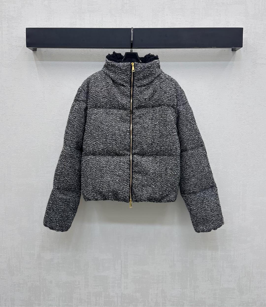 NO:549772,With dust bag Moncle*2025 new product stand-alone wool down jacket customized YB imported wool material, white goose velvet filling, the whole piece is light and warm, stand-alone lapel two-wear design, combined with the whole body rectangular embossing treatment, add layering, sleeves embellishment, iconic badge decoration, highlight the brand tone, surface auxiliary material development, zipper jacket tailoring, autumn and winter outfit full aura, velvet standard: national standard 90 velvet filling: white goose velvet high version,, jackets & coats, jackets & coats, down jacket, alexander wang19860909配防尘袋Moncle*2025新品上架立领毛呢羽绒服定制YB进口羊毛呢材质 内里白鹅绒填充 整件轻盈保暖 立领翻领两穿设计 配合通体长方形压纹处理 增添造型层次感 袖侧点缀标志性徽章装饰 彰显品牌调性 面辅料开发 拉链夹克外套剪裁 秋冬穿搭气场十足 充绒标准:国标90绒 充绒物:白鹅绒 高版本,,jackets & coats,jackets & coats,down jacket,alexander wang,Women's clothing