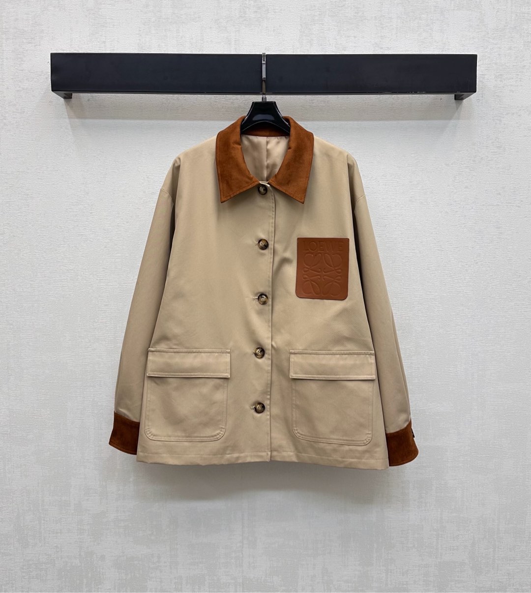 NO:550218,Loew*2025 new product launches leather brand pocket silhouette jacket customized YB imported twill cotton material, crisp and stylish, use suede collar edge collision design, match the inner plaid details to add layering, the chest is decorated with iconic totem leather label decoration, highlighting the brand tone, surface auxiliary material development, lapel mid-length jacket tailoring, casual matching, fashionable and relaxed high-end 2 colors,,loewe, jackets & coats,chamois leather,alexander wang19860909Loew*2025新品上架皮牌口袋廓形外套定制YB进口斜纹全棉材质 挺括有型 沿用麂皮领边碰撞设计 配合内侧格纹细节 增添造型层次感 胸前点缀标志性图腾皮标装饰 彰显品牌调性 面辅料开发 翻领中长款外套剪裁 随意搭配穿搭时髦松弛 高版本2色,,loewe,jackets & coats,chamois leather,alexander wang,Women's clothing