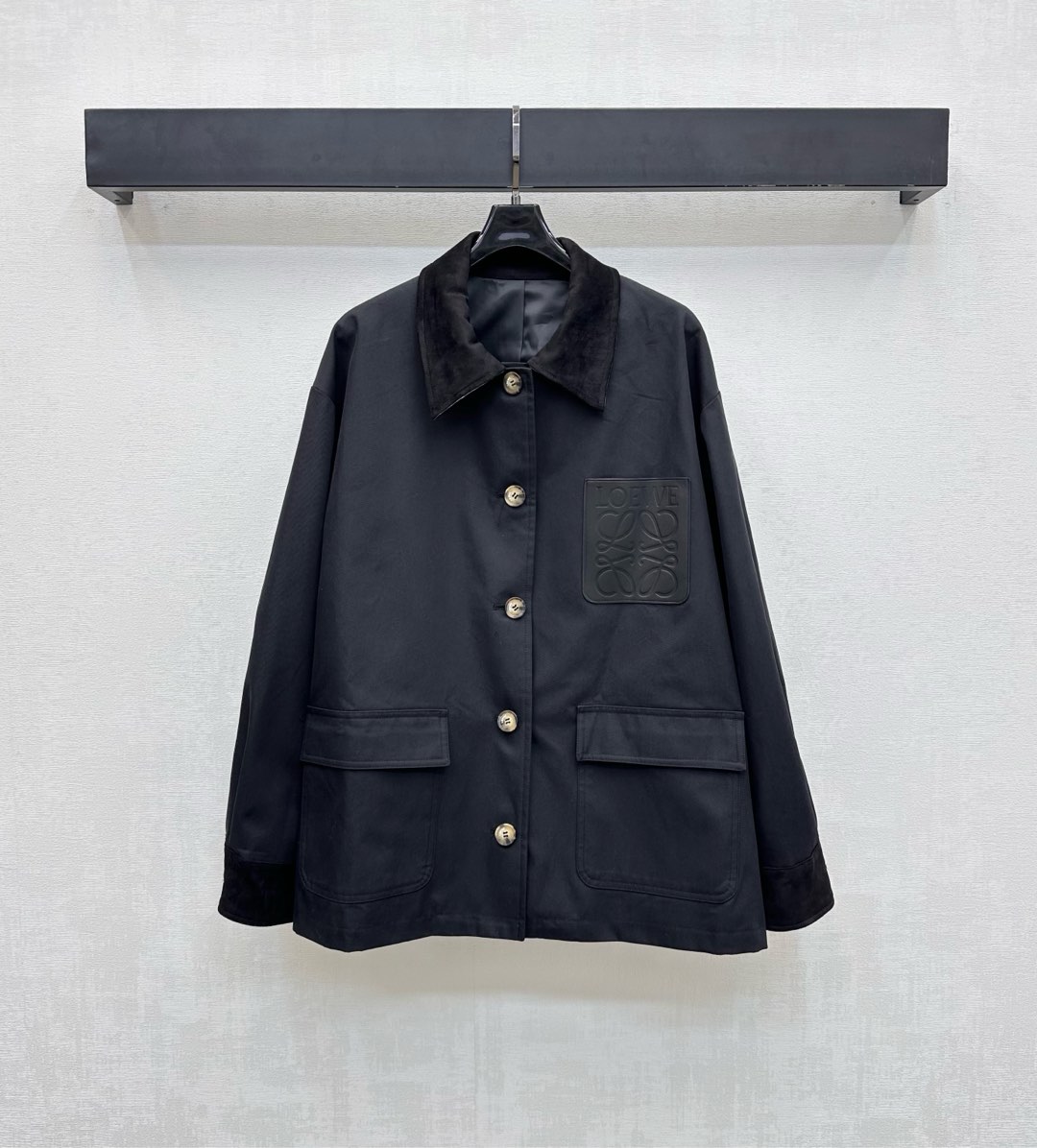 NO:550212,Loew*2025 new product launches leather brand pocket silhouette jacket customized YB imported twill cotton material, crisp and stylish, use suede collar edge collision design, match the inner plaid details to add layering, the chest is decorated with iconic totem leather label decoration, highlighting the brand tone, surface auxiliary material development, lapel mid-length jacket tailoring, casual matching, fashionable and relaxed high-end 2 colors,,loewe, jackets & coats,chamois leather,alexander wang19860909Loew*2025新品上架皮牌口袋廓形外套定制YB进口斜纹全棉材质 挺括有型 沿用麂皮领边碰撞设计 配合内侧格纹细节 增添造型层次感 胸前点缀标志性图腾皮标装饰 彰显品牌调性 面辅料开发 翻领中长款外套剪裁 随意搭配穿搭时髦松弛 高版本2色,,loewe,jackets & coats,chamois leather,alexander wang,Women's clothing