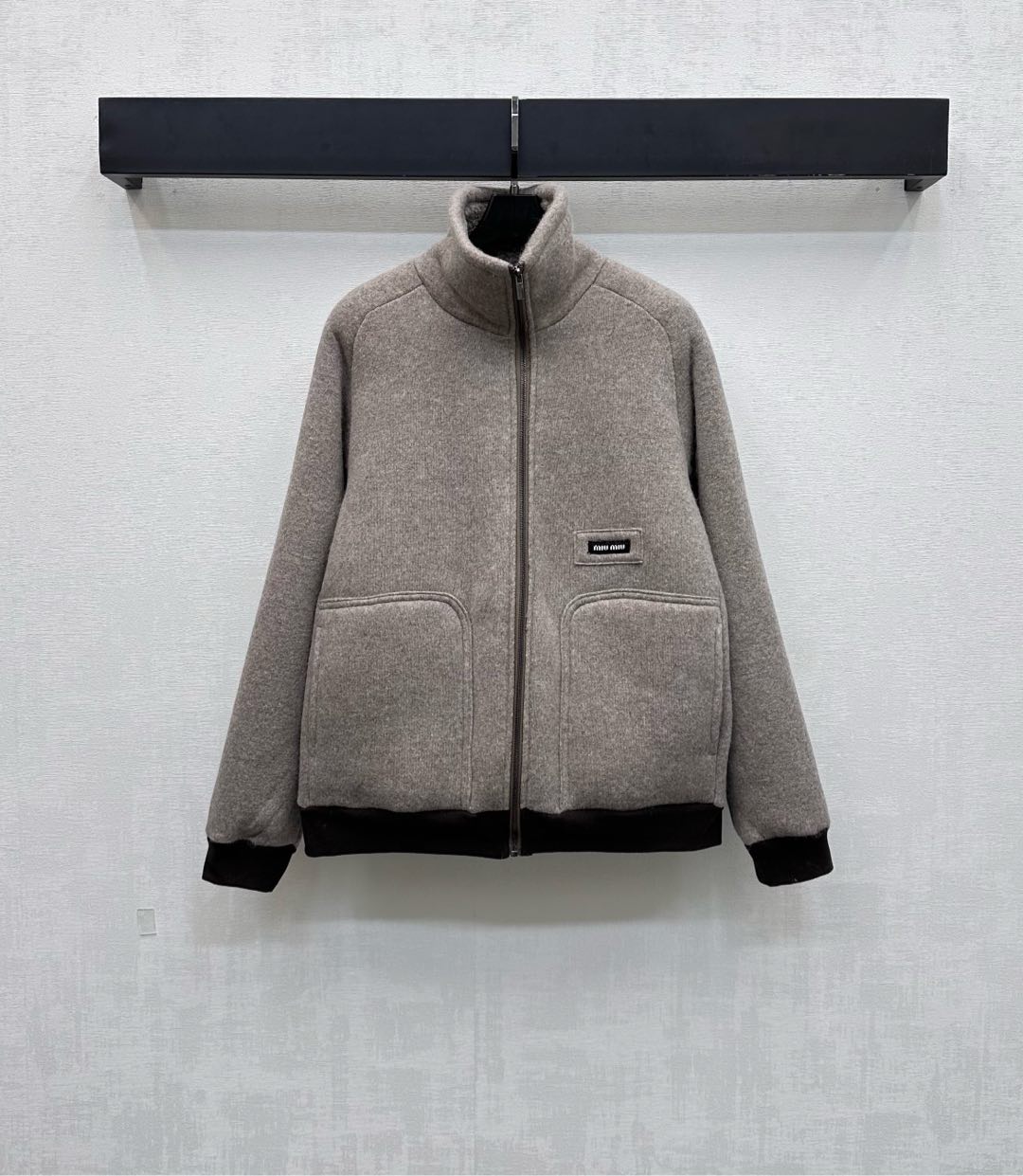 NO:550203,Miumi*2025 new product lapel zipper jacket custom made of YB imported cotton-elastic material, inner Teddy plush wrap, warm, comfortable and stylish, front closure with engraved zipper adjustment design, stand-up lapel can be worn with two-piece, combined with large-capacity symmetrical pockets, hem and cuff threaded edge details, add layering, waist embellishment iconic letter logo decoration, highlight brand tone, surface auxiliary material development, stand-up jacket jacket tailoring, the first choice for autumn and winter, playful and age-reducing, high-end version,,miumiu, jackets & coats, jackets & coats, alexander wang19860909Miumi*2025新品上架翻领拉链夹克外套定制YB进口棉纶材质 内里泰迪毛绒包裹 保暖舒适有型 前襟沿用刻印拉链调节设计 可立领翻领两穿 配合大容量对称插兜口袋处理下摆与袖口螺纹包边细节 增添造型层次感 腰间点缀标志性字母徽标装饰 彰显品牌调性 面辅料开发 立领夹克外套剪裁 秋冬首选穿搭俏皮减龄  高版本,,miumiu,jackets & coats,jackets & coats,alexander wang,Women's clothing