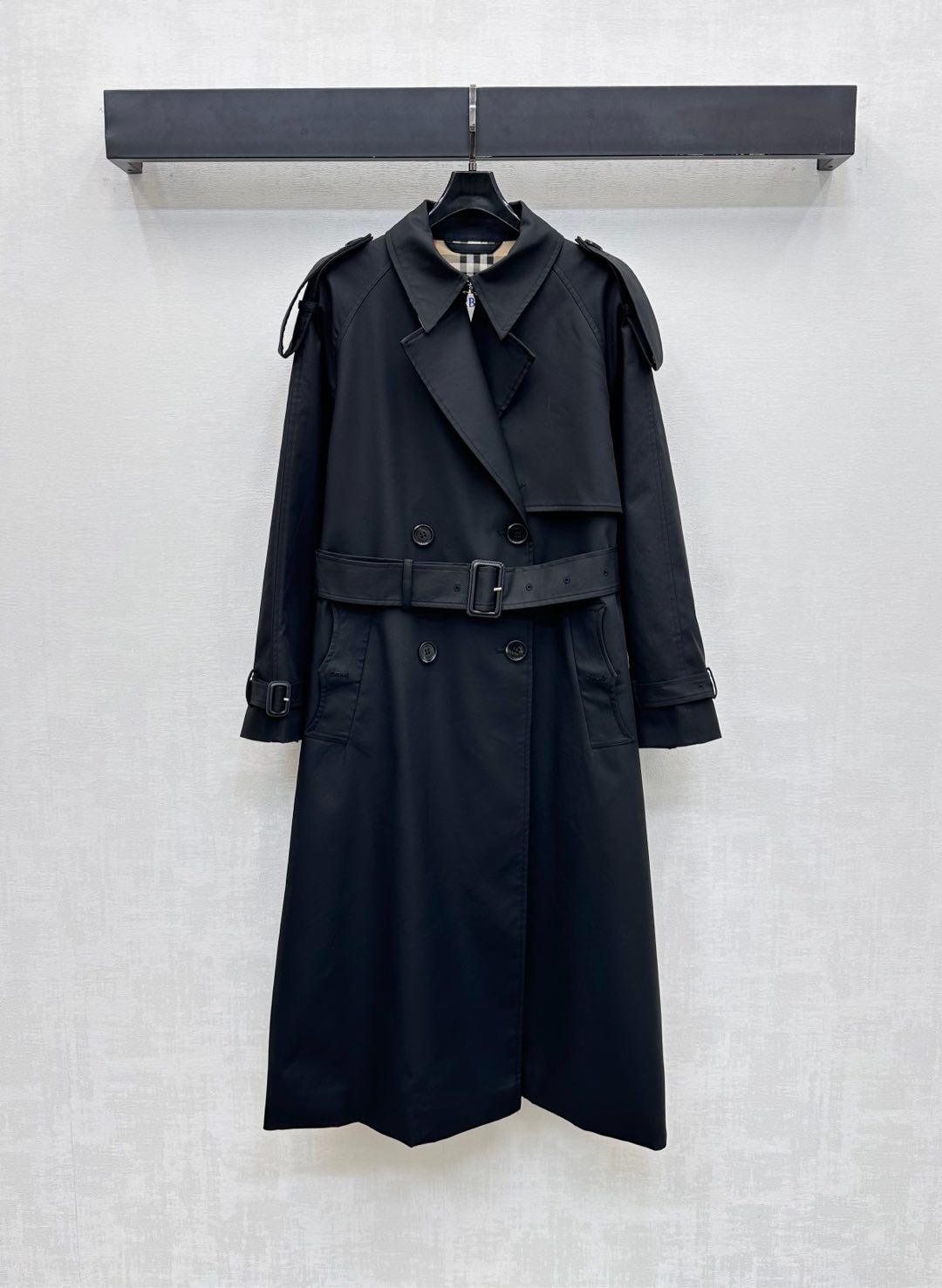 NO:550224,Bur BBR*2025 new product is available on the shelves of shawl long windbreaker jacket custom YB imported windbreaker material, texture stands upright, stylish upper body, classic plaid pattern printed inside to highlight the brand tone The front chest extends to the back with a shawl collar design, with double-breasted and shoulder strap buckle adjustment to add layered look of the shape This fabric perforated belt adjusts to fit the human body curve effectively divides the proportional curve, more design and style high-end facial auxiliary materials development Lapel long jacket tailoring A season-changing intelligent and versatile item The first choice for temperament British style outfits High-end version, burberry, jackets & coats,shawls,alexander wang19860909Bur BBR*2025新品上架披肩长款风衣外套定制YB进口风衣材质 质感立挺 上身有型 内印经典格纹图案 彰显品牌调性 前胸延伸至后背以披肩领设计 配合双排扣和肩带扣调节处理 增添造型层次感 本布穿孔腰带调节贴合人体曲线 有效划分比例曲线 更显设计感和格调高级 面辅料开发 翻领长款外套剪裁 一款换季高智感百搭单品 气质英伦风穿搭首选  高版本,,burberry,jackets & coats,shawls,alexander wang,Women's clothing