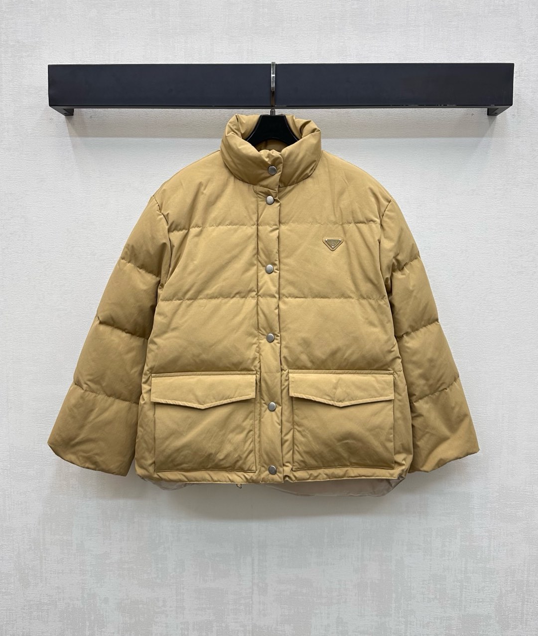 NO:550204,With dust bag Prad*2025 new product shelves on stand-up collar down jacket customized YB imported twill cotton nylon blend material, white goose down filling inside, light and warm, rectangular embossed stand-up collar design, add layering, chest embellishment iconic triangle logo decoration, highlight brand tone, surface auxiliary material development, bread down jacket tailoring, warm and fashionable, first choice for layering in autumn and winter, velvet filling standard: national standard 90 velvet filling: white goose down high version,, prada, jackets & coats, down jacket, alexander wang19860909配防尘袋Prad*2025新品上架立领羽绒外套定制YB进口斜纹棉尼龙混纺材质 内里白鹅绒填充 整件轻盈保暖 沿用长方格压纹立领版型设计 增添造型层次感 胸前点缀标志性三角徽标装饰 彰显品牌调性 面辅料开发 面包羽绒服剪裁 保暖时髦 秋冬叠穿首选 充绒标准:国标90绒 充绒物:白鹅绒  高版本,,prada,jackets & coats,down jacket,alexander wang,Women's clothing