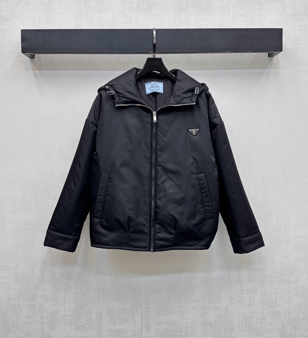 NO:550217,Prad*2025 new product hooded cotton jacket custom YB imported nylon material, inner cotton treatment, windproof and cold, chest embellishment with iconic triangle logo decoration, highlight brand tone, open-clad two-way zipper adjustment and inner zipper pocket design, add layered look, surface auxiliary material development, hooded zipper jacket style tailoring, casual matching, trendy and fashionable high-version 2 colors,,prada, jackets & coats,hats,alexander wang19860909Prad*2025新品上架连帽棉服外套定制YB进口尼龙材质 内里衔棉处理 防风御寒保暖 胸前点缀标志性三角徽标装饰 彰显品牌调性 开襟双向拉链调节配合内侧拉链口袋设计 增添造型层次感 面辅料开发 连帽拉链外套版型剪裁 随意搭配穿搭潮流时髦   高版本2色,,prada,jackets & coats,hats,alexander wang,Women's clothing