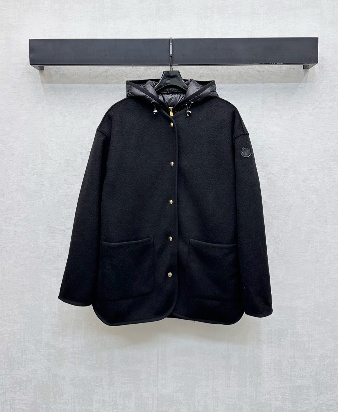 NO:549790,With dust bag Moncle*2025 new product, two-piece hooded down jacket is on the shelves, custom YB imported nylon cashmere material, white goose down inside, light and warm, round neck cashmere jacket with hooded down vest, can be separated and worn multiple design, add styling layer, embellished with iconic badge decoration on the outside of the arm, highlighting the brand tone, surface auxiliary material development, round neck jacket cut, upper body light and fashionable, warm and fashionable outfits of autumn and winter, fleece filling standard: national standard 90 velvet filling: white goose down high version 2 colors,, jackets & coats, down jacket, hats, alexander wang19860909配防尘袋Moncle*2025新品上架两件套连帽羽绒服定制YB进口尼龙羊绒材质 内里白鹅绒填充 整件轻盈保暖 圆领羊绒外套叠加连帽羽绒马甲 可拆分多穿设计 增添造型层次 手臂外侧点缀标志性徽章装饰 彰显品牌调性 面辅料开发 马甲圆领外套剪裁 上身轻盈时尚 秋冬保暖时髦穿搭首选 充绒标准:国标90绒 充绒物:白鹅绒  高版本2色,,jackets & coats,down jacket,hats,alexander wang,Women's clothing