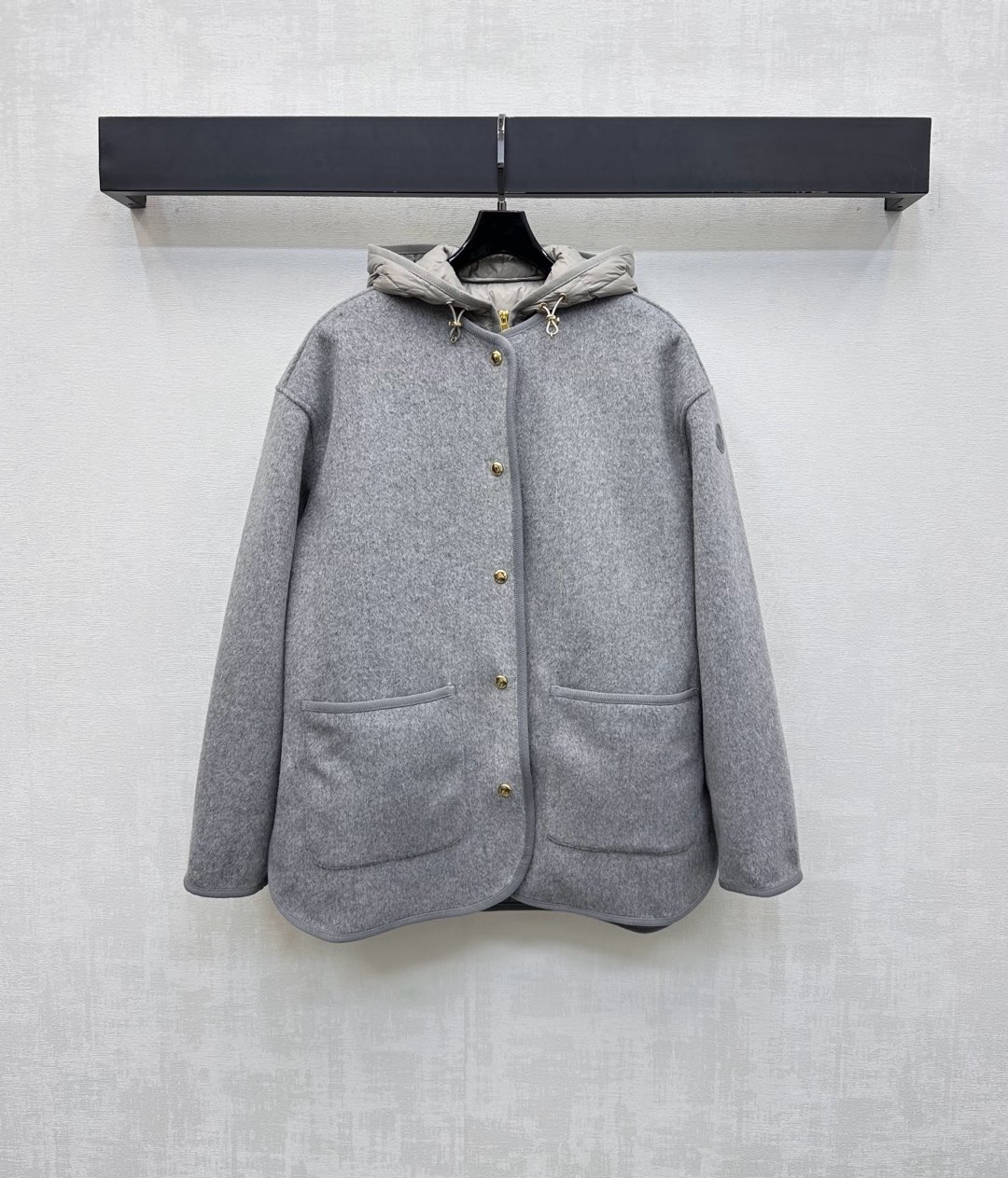 NO:549781,With dust bag Moncle*2025 new product, two-piece hooded down jacket is on the shelves, custom YB imported nylon cashmere material, white goose down inside, light and warm, round neck cashmere jacket with hooded down vest, can be separated and worn multiple design, add styling layer, embellished with iconic badge decoration on the outside of the arm, highlighting the brand tone, surface auxiliary material development, round neck jacket cut, upper body light and fashionable, warm and fashionable outfits of autumn and winter, fleece filling standard: national standard 90 velvet filling: white goose down high version 2 colors,, jackets & coats, down jacket, hats, alexander wang19860909配防尘袋Moncle*2025新品上架两件套连帽羽绒服定制YB进口尼龙羊绒材质 内里白鹅绒填充 整件轻盈保暖 圆领羊绒外套叠加连帽羽绒马甲 可拆分多穿设计 增添造型层次 手臂外侧点缀标志性徽章装饰 彰显品牌调性 面辅料开发 马甲圆领外套剪裁 上身轻盈时尚 秋冬保暖时髦穿搭首选 充绒标准:国标90绒 充绒物:白鹅绒  高版本2色,,jackets & coats,down jacket,hats,alexander wang,Women's clothing