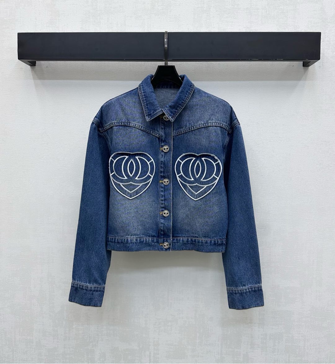 NO:561280,Chane*2025 new arrival embroidered denim jacket customized with YB imported twill cotton denim material. Multiple washes, crisp, comfortable and stylish. Basic contour line with all-over retro denim blue to add layering to the look. Embellished with love double C embroidered letter logo and symmetrical pocket decoration. Highlight the brand tone. Full of personality and creativity. Fabric development. Lapel jacket jacket tailoring. Can be paired with trousers of the same series. Fashionable as a set or alone. High version 36 38 40,,chanel,jackets &  coats,jackets & coats,alexander wang19860909Chane*2025新品上架绣花牛仔外套定制YB进口斜纹棉牛仔材质 多重水洗挺括舒适有型 基础轮廓线配合通体复古牛仔蓝 增添造型层次感 点缀爱心双C刺绣字母徽标对称口袋装饰 彰显品牌调性 充满个性创意 面辅料开发 翻领夹克外套剪裁 可搭配同系列长裤 成套或单穿出彩时髦  高版本36 38 40,,chanel,jackets & coats,jackets & coats,alexander wang,Women's clothing