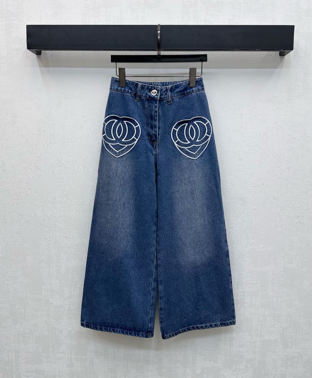 NO:561271,Chane*2025 new arrivals embroidered wide-leg denim trousers customized with YB imported twill cotton denim material. Multiple washes, crisp, comfortable and stylish. The basic contour line is matched with all-over retro denim blue to add layering to the look. Embellished with love double C embroidered letter logo and symmetrical pocket decoration. Highlight the brand tone. Full of individuality and creativity. Surface accessories development. High-waisted buttoned trousers cut. Can be paired with jackets and jackets from the same series. Fashionable as a set or alone. High version 36 38  40,,chanel,jackets & coats,jackets & coats,alexander wang19860909Chane*2025新品上架绣花阔腿牛仔长裤定制YB进口斜纹棉牛仔材质 多重水洗挺括舒适有型 基础轮廓线配合通体复古牛仔蓝 增添造型层次感 点缀爱心双C刺绣字母徽标对称口袋装饰 彰显品牌调性 充满个性创意 面辅料开发 高腰系扣长裤剪裁 可搭配同系列夹克外套 成套或单穿出彩时髦  高版本36 38 40,,chanel,jackets & coats,jackets & coats,alexander wang,Women's clothing