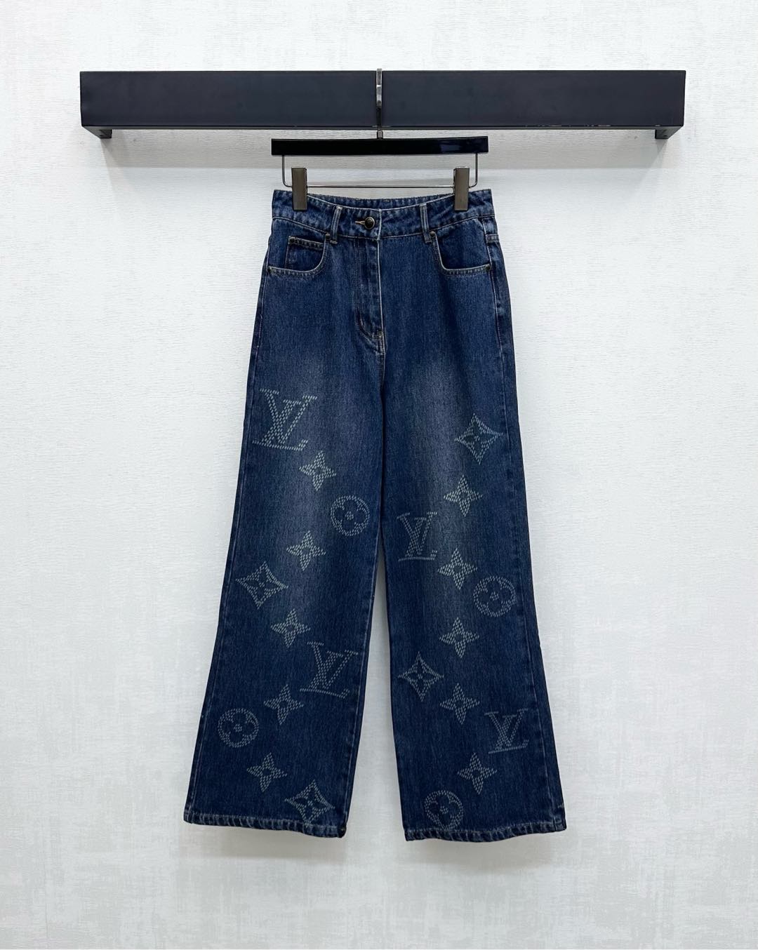 NO:561256,Louis Vuitto*2025 new products are on the shelves. Laser denim trousers. Customized YB imported twill cotton denim material. Breathable, comfortable and stylish. Multiple enzyme washes to create retro denim blue. The placket round button adjustment design is used with symmetrical pocket decoration to add layering to the look. The iconic four-leaf clover letter logo is irregularly positioned throughout the body. Echoes the engraved leather label decoration on the back waist to highlight the brand's tone. Development of surface accessories. High-waist buttoned straight trousers cut.  It can be worn with shirts and jackets from the same series. Traveling as a set makes the outfit more coordinated and advanced. It can also be purchased separately. It is full of style. High version, louis vuitton, jackets & coats, alexander wang19860909Louis Vuitto*2025新品上架 激光牛仔长裤 定制YB进口斜纹全棉牛仔材质 透气舒适有型 多重酵素水洗打造复古牛仔蓝 沿用开襟圆扣调节设计配合对称插兜口袋装饰 增添造型层次感 通体点缀不规则定位分布标志性四叶草字母徽标 呼应后腰刻印皮标装饰 彰显品牌调性 面辅料开发 高腰系扣直筒长裤剪裁 可配同系列衬衣外套 成套出行让穿搭更为协调高级 也可分开购入 洋气十足 高版本,,louis vuitton,jackets & coats,alexander wang,Women's clothing