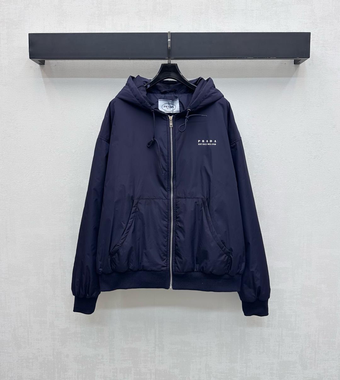 NO:561236,Prad*2025 new products are on the shelves. The hooded cotton jacket is made of YB imported windproof and waterproof nylon material. The inner cotton padding is windproof and cold-proof. The zipper is used to adjust the placket. It is designed with symmetrical large-capacity pockets to add layering to the shape. The iconic letter logo pattern is decorated on the chest to highlight the brand tone. Surface accessories development. Hooded zipper jacket tailoring. Fashionable and casual for daily commuting. High version, prada, jackets & coats, hats, alexander wang19860909Prad*2025新品上架连帽棉服外套定制YB进口防风防水尼龙材质 内里衔棉填充 防风御寒 沿用开襟拉链调节处理 配合对称大容量口袋设计 增添造型层次感 胸前点缀标志性字母徽标图案装饰 彰显品牌调性 面辅料开发 连帽拉链外套剪裁 日常通勤穿搭时髦休闲  高版本,,prada,jackets & coats,hats,alexander wang,Women's clothing