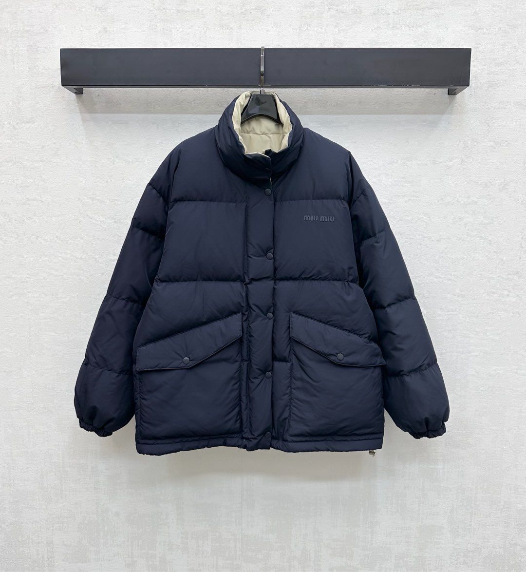 NO:561246,Comes with dust bag Miumi*2025 new arrival stand collar reversible down jacket custom made YB imported windproof and waterproof nylon material White duck down filling inside The whole piece is light and warm Keeping the reversible design One side is royal blue with classic rectangular embossed elements The chest is embellished with the iconic letter logo decoration to highlight the brand tone Symmetrical flap pockets match the other side with versatile beige Gray zipper pockets are used to add layering to the look to achieve practicality Development of surface and accessories  Stand collar silhouette jacket tailoring, casual and fashionable in autumn and winter. Down filling standard: national standard 90 down. Down filling: white duck down. High version,,miumiu,jackets & coats,down jacket,alexander wang19860909配防尘袋Miumi*2025新品上架立领两面穿羽绒服定制YB进口防风防水尼龙材质 内里白鸭绒填充 整件轻盈保暖 沿用两面穿设计 一面宝蓝色经典长方形压纹元素 胸口点缀标志性字母徽标装饰 彰显品牌调性 对称翻盖口袋配合另一面百搭米灰色 沿用拉链口袋处理 增添造型层次感 实现穿搭实用性 面辅料开发 立领廓形外套剪裁 秋冬随意搭配时尚帅气 充绒标准:国标90绒 充绒物:白鸭绒  高版本,,miumiu,jackets & coats,down jacket,alexander wang,Women's clothing