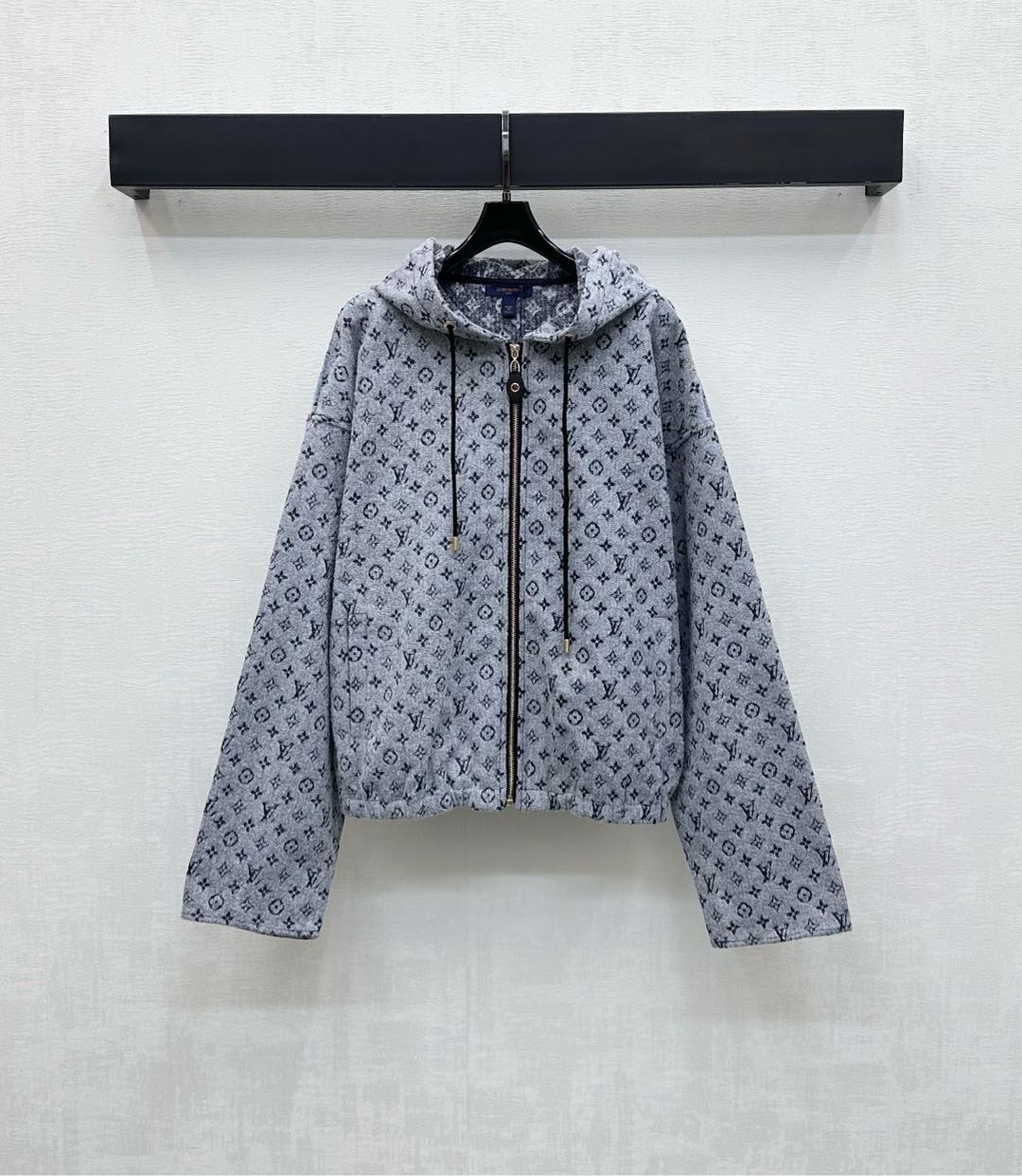 NO:561253,Louis Vuitto*2025 new arrivals jacquard hooded jacket made of YB imported twill cotton denim material. Stiff and stylish. Leather label zipper adjustment with drawstring design adds layering to the look. The iconic four-leaf clover letter jacquard element throughout the body highlights the brand tone. Surface accessories development. Hooded jacket tailoring. Can be paired with trousers of the same series. Fashionable as a set or worn alone. High version, Louis Vuitton, jackets & coats,jackets &  coats,hats,alexander wang19860909Louis Vuitto*2025新品上架提花连帽夹克外套定制YB进口斜纹全棉牛仔材质 挺括有型 开襟皮标拉链调节配合抽绳设计 增添造型层次感 通体标志性四叶草字母提花元素 彰显品牌调性 面辅料开发 连帽夹克外套剪裁 可搭配同系列长裤 成套或单穿出彩时髦 高版本,,louis vuitton,jackets & coats,jackets & coats,hats,alexander wang,Women's clothing