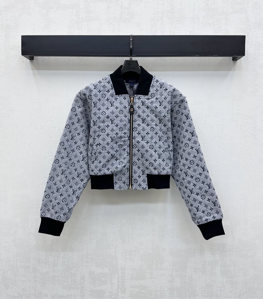 NO:561242,Louis Vuitto*2025 new arrivals jacquard splicing jacket jacket custom made YB imported twill cotton denim material stiff and stylish The collar, cuffs and hem are narrowed with plain thread splicing to add layering to the look The iconic four-leaf clover letter jacquard element on the body highlights the brand tone Development of surface accessories Stand collar jacket tailoring Can be paired with trousers of the same series Fashionable as a set or alone High version, louis vuitton, jackets &  coats,jackets & coats,alexander wang19860909Louis Vuitto*2025新品上架提花拼接夹克外套定制YB进口斜纹全棉牛仔材质 挺括有型 领口袖口下摆沿用素色螺纹拼接收窄设计 增添造型层次感 大身标志性四叶草字母提花元素 彰显品牌调性 面辅料开发 立领夹克外套剪裁 可搭配同系列长裤 成套或单穿出彩时髦 高版本,,louis vuitton,jackets & coats,jackets & coats,alexander wang,Women's clothing