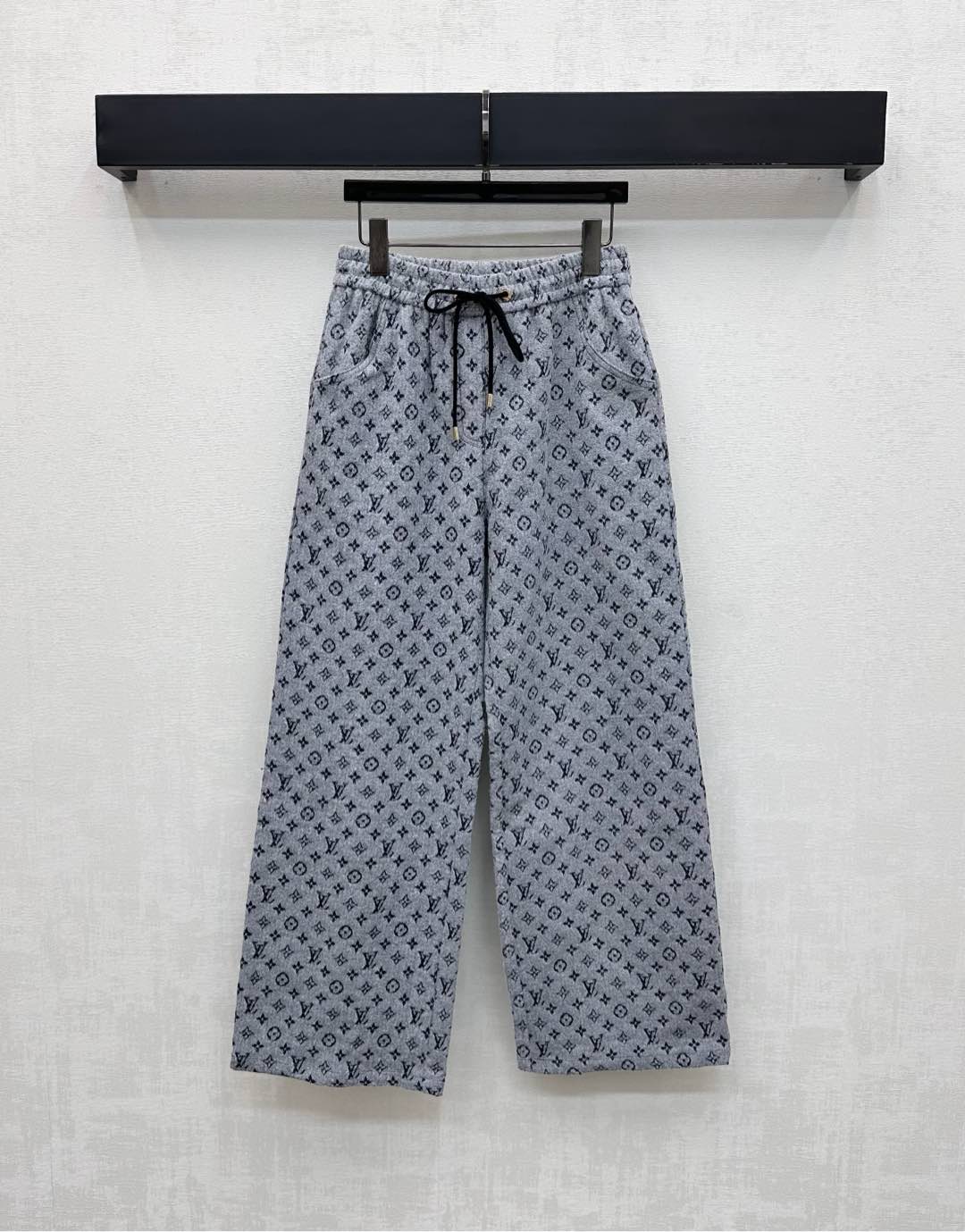 NO:561238,Louis Vuitto*2025 new arrivals jacquard drawstring trousers customized YB imported twill cotton denim material, stiff and stylish, using the elastic waist drawstring adjustment design to add layering to the look, the iconic four-leaf clover letter jacquard element throughout the body, highlighting the brand tone, surface accessories development, high-waisted straight trousers cut, can be paired with jackets from the same series, stylish as a set or worn alone, high version l,, louis vuitton, jackets &  coats,alexander wang19860909Louis Vuitto*2025新品上架提花抽绳长裤定制YB进口斜纹全棉牛仔材质 挺括有型 沿用松紧腰头抽绳调节设计 增添造型层次感 通体标志性四叶草字母提花元素 彰显品牌调性 面辅料开发 高腰直筒长裤剪裁 可搭配同系列外套 成套或单穿出彩时髦 高版本l,,louis vuitton,jackets & coats,alexander wang,Women's clothing