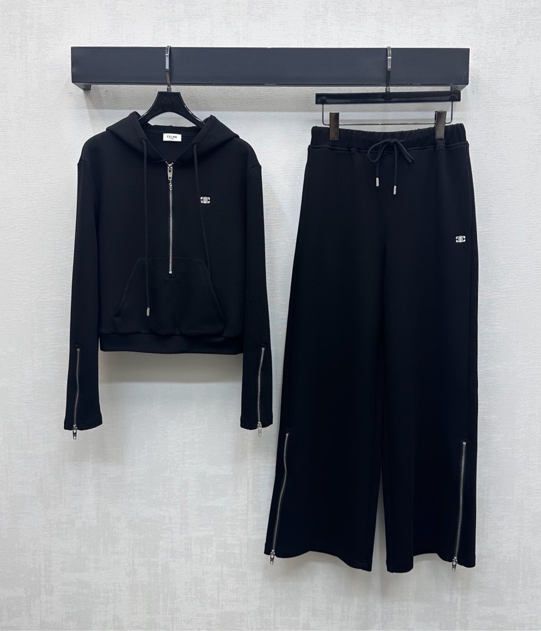 NO:562316,Celin*2025 new arrivals hooded sweatshirt and trousers set made of custom-made YB imported air cotton. Comfortable, breathable and stylish. The iconic Arc de Triomphe embroidered logo is embellished on the chest to highlight the brand's tone. The half-platform zipper adjustment matches the zipper design of the cuffs and legs to add layering to the look. The development of surface and accessories. The hooded pullover sweatshirt is paired with the straight trousers of the same series. The upper and lower echoes are more personalized and casual. The complete set is simple and advanced.  High version 2 colors,,celine,hoodie,sweatshirts,hats,alexander wang19860909Celin*2025新品上架连帽卫衣长裤套装定制YB进口空气棉材质 舒适透气有型 胸前点缀标志性凯旋门刺绣徽标装饰 彰显品牌调性 半开襟拉链调节配合袖口裤腿拉链开钗设计 增添造型层次感 面辅料开发 连帽套头卫衣搭配同系列直筒长裤 上下呼应更显个性休闲 成套穿搭简约高级 高版本2色,,celine,hoodie,sweatshirts,hats,alexander wang,Women's clothing