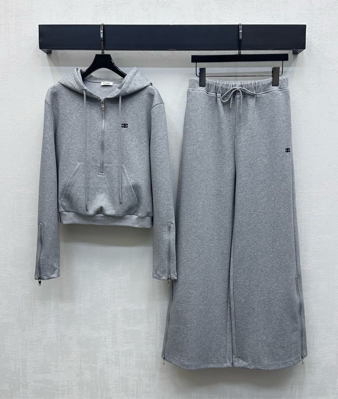 NO:562307,Celin*2025 new arrivals hooded sweatshirt trousers set made of custom YB imported air cotton material, comfortable, breathable and stylish. The iconic Arc de Triomphe embroidered logo decoration is embellished on the chest to highlight the brand tone. The half-platform zipper adjustment is combined with the zipper design of the cuffs and legs to add layering to the look. The development of surface and accessories. The hooded pullover sweatshirt is paired with the straight trousers of the same series, which echoes up and down to make it more personalized and casual. The complete set is simple and advanced.  High version 2 colors,,celine,hoodie,sweatshirts,hats,alexander wang19860909Celin*2025新品上架连帽卫衣长裤套装定制YB进口空气棉材质 舒适透气有型 胸前点缀标志性凯旋门刺绣徽标装饰 彰显品牌调性 半开襟拉链调节配合袖口裤腿拉链开钗设计 增添造型层次感 面辅料开发 连帽套头卫衣搭配同系列直筒长裤 上下呼应更显个性休闲 成套穿搭简约高级 高版本2色,,celine,hoodie,sweatshirts,hats,alexander wang,Women's clothing