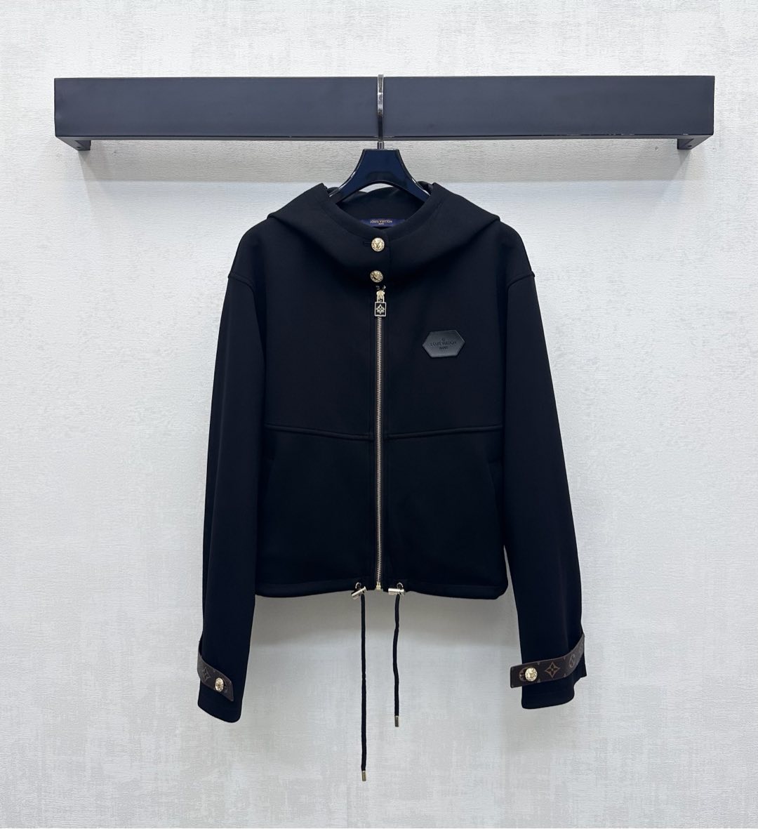 NO:562314,Louis Vuitto*2025 new arrivals, hooded drawstring jacket, custom-made YB imported air cotton material, glossy, comfortable and stylish. The chest cuffs are decorated with letter leather labels. The interior is full of jacquard elements, highlighting the brand tone. The zipper adjustment of the placket and the drawstring design of the hem add a sense of layering to the look. The development of fabric accessories. The cut of the drawstring zipper jacket. Simple style is more fashionable and trendy. High version, Louis Vuitton, jackets & coats,jackets &  coats,hats,alexander wang19860909Louis Vuitto*2025新品上架连帽抽绳夹克外套定制YB进口空气棉材质 光泽舒适有型 胸前袖口点缀字母皮标装饰 内里满铺提花元素 彰显品牌调性 开襟拉链调节配合下摆抽绳设计 增添造型层次感 面辅料开发 抽绳拉链外套剪裁 简约款式穿搭更具时髦潮流  高版本,,louis vuitton,jackets & coats,jackets & coats,hats,alexander wang,Women's clothing