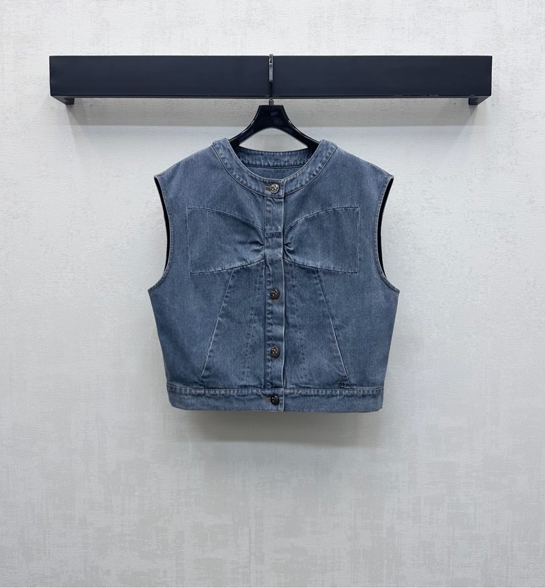 NO:562344,Chane*2025 new arrivals bow denim vest custom YB imported twill cotton denim material multiple washes crisp and stylish bow bust line cutting on the chest to add layering to the look engraved button adjustment design on the placket to highlight the brand tone development of fabric accessories round neck short vest can be paired with skirts and trousers of the same series can be worn as a single set to look fashionable high version 36 38 40,,chanel,skirts,alexander  wang19860909Chane*2025新品上架蝴蝶结牛仔马甲定制YB进口斜纹棉牛仔材质 多重水洗挺括有型 胸前饰以蝴蝶结胸线裁剪处理 增添造型层次感 开襟刻印纽扣调节设计 彰显品牌调性 面辅料开发 圆领短款马甲剪裁 可搭配同系列裙裤装 成套单穿出彩时髦 高版本36 38 40,,chanel,skirts,alexander wang,Women's clothing