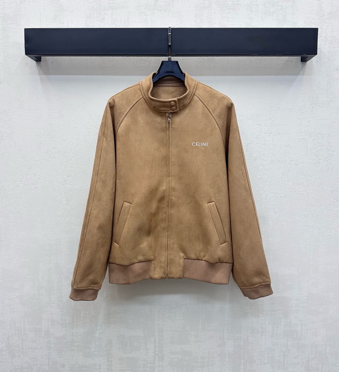 NO:562297,Celin*2025 new products are on the shelves. The stand-up collar suede jacket is made of YB imported suede material. The craftsmanship gives a slight velvet feel. The stand-up collar and dropped shoulder version are combined with the zipper adjustment design to add layering to the look. The iconic letter embroidery logo is embellished on the chest to highlight the brand tone. The development of fabric accessories. The stand-up collar jacket is tailored to wear fashionable and western style. High version 2 colors,,celine,jackets & coats,jackets & coats,chamois  leather,alexander wang19860909Celin*2025新品上架立领麂皮夹克外套定制YB进口麂皮材质 工艺处理呈现微微绒感 立领落肩版型配合开襟拉链调节设计 增添造型层次感 胸前点缀标志性字母刺绣徽标 彰显品牌调性 面辅料开发 立领夹克外套剪裁 穿搭时髦洋气 高版本2色,,celine,jackets & coats,jackets & coats,chamois leather,alexander wang,Women's clothing