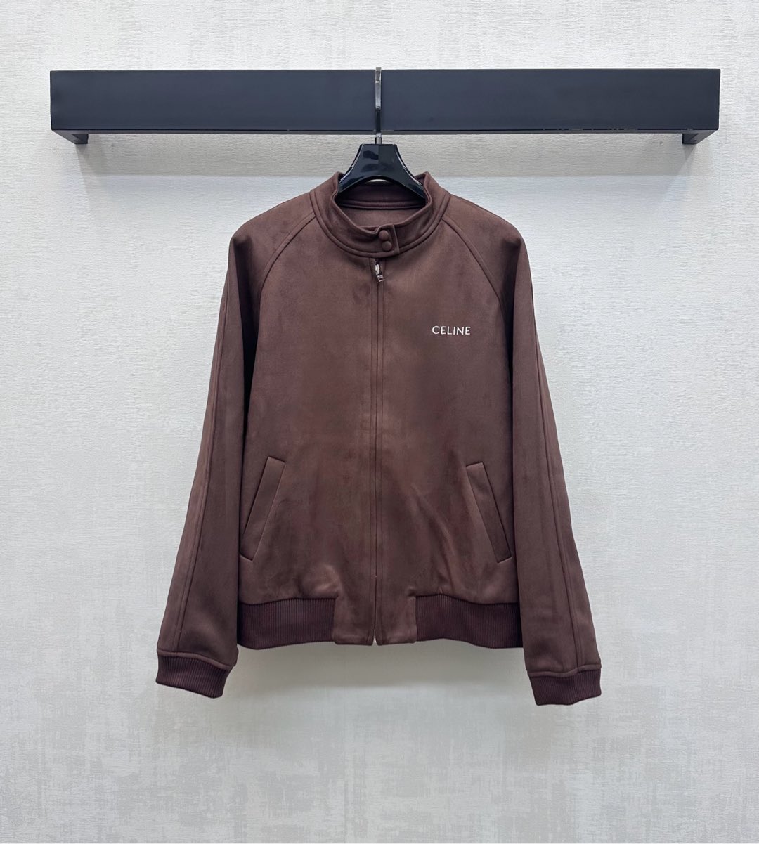 NO:562289,Celin*2025 new products are on the shelves. The stand-up collar suede jacket is made of YB imported suede material. The craftsmanship gives a slight velvet feel. The stand-up collar and dropped shoulder version are combined with the zipper adjustment design to add layering to the look. The iconic letter embroidery logo is embellished on the chest to highlight the brand tone. The development of fabric accessories. The stand-up collar jacket is tailored to wear fashionable and western style. High version 2 colors,,celine,jackets & coats,jackets & coats,chamois  leather,alexander wang19860909Celin*2025新品上架立领麂皮夹克外套定制YB进口麂皮材质 工艺处理呈现微微绒感 立领落肩版型配合开襟拉链调节设计 增添造型层次感 胸前点缀标志性字母刺绣徽标 彰显品牌调性 面辅料开发 立领夹克外套剪裁 穿搭时髦洋气 高版本2色,,celine,jackets & coats,jackets & coats,chamois leather,alexander wang,Women's clothing