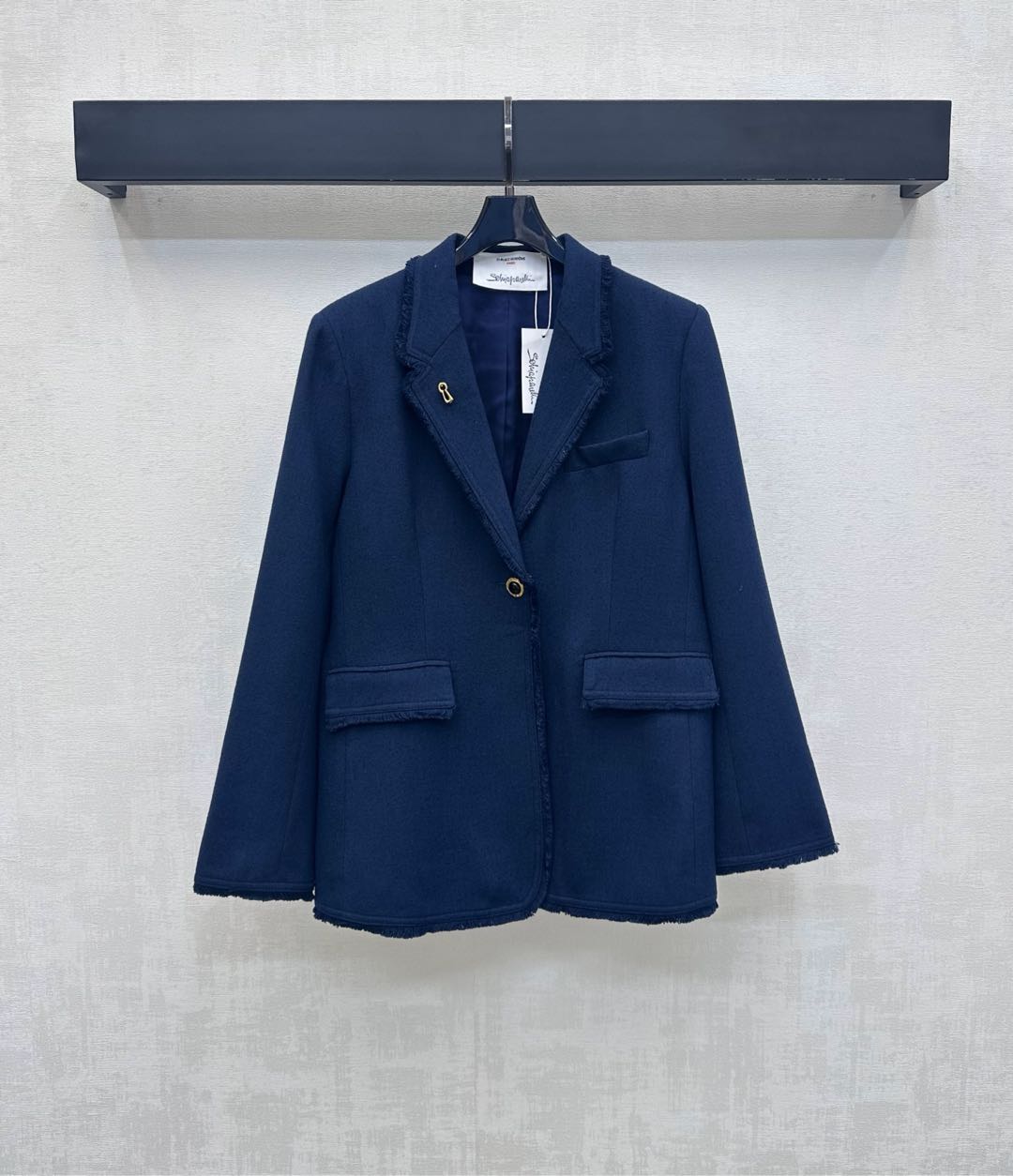 NO:562310,Sch*2025 new products on the shelves Lapel brooch suit jacket customized YB imported rayon material with obvious texture, crisp, comfortable and stylish. The gun lapel version matches the overall fleece to highlight the details, adding layering to the look. The placket metal round buckle adjustment design echoes the multi-style button embellishment on the cuffs to highlight the brand tone. Surface accessories development. Lapel and shoulder suit jacket tailoring. High-end fashion for daily commuting. High version, jackets & coats, business  suit,brooch,breastpin,alexander wang19860909Spch*2025新品上架翻领胸针西装外套定制YB进口人棉材质 肌理明显 挺括舒适有型 枪驳领版型配合整体毛絮点亮细节 增添造型层次感 开襟金属圆扣调节设计 呼应袖口多样式纽扣点缀 彰显品牌调性 面辅料开发 翻领正肩西装外套剪裁 日常通勤穿搭高级时髦  高版本,,jackets & coats,business suit,brooch，breastpin,alexander wang,Women's clothing