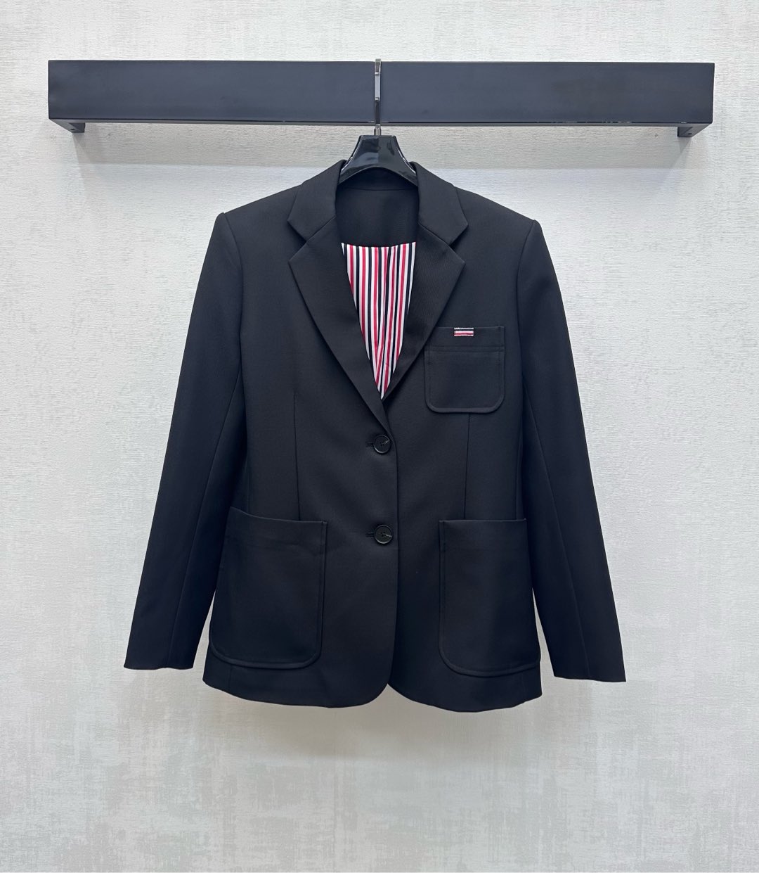 NO:562266,TB*2025 new products are on the shelves. Contrasting color suit jackets are made of custom YB imported materials. They are glossy and stylish. The single side pocket on the chest is decorated with the iconic stripe logo to highlight the brand tone. The lining is fully printed with vertical stripe elements and collision design to add layering to the look. Surface accessories development. Lapel and shoulder suit jacket tailoring. Casual stacking and high-end fashion. High version, jackets & coats, business suit, alexander wang19860909TB*2025新品上架撞色西装外套定制YB进口材质 光泽垂顺有型 胸前单侧口袋点缀标志性条纹徽标装饰 彰显品牌调性 内衬满印竖条纹元素碰撞设计 增添造型层次感 面辅料开发 翻领正肩西装外套剪裁 随意叠穿高级时髦 高版本,,jackets & coats,business suit,alexander wang,Women's clothing