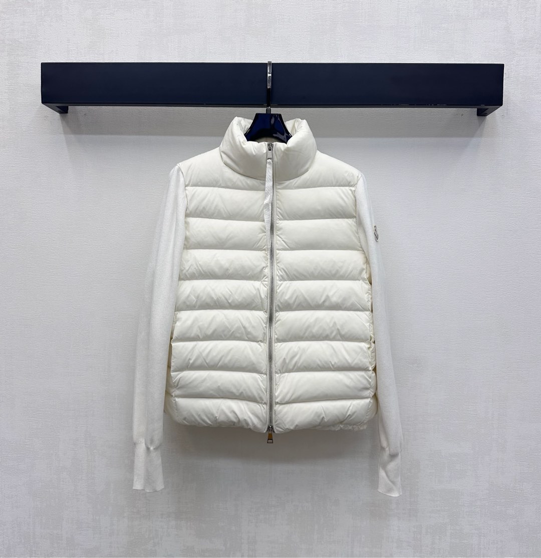 NO:562233,With dust bag  Down filling standard: national standard 90 down. Down filling: white goose down. High version 2 colors, jackets & coats, jackets & coats, down jacket, alexander wang19860909配防尘袋Moncle*2025新品上架拼接拉链羽绒服定制YB进口尼龙羊毛材质 内里白鹅绒填充 整件轻盈保暖 躯干经典长方条形压纹处理 配合手臂针织拼接设计 增添造型层次感 袖子外侧点缀标志性贴布徽标装饰 彰显品牌调性 面辅料开发 立领拉链夹克外套剪裁 上身低调高级 精致细节就能成功摆脱沉闷 集保暖与时髦一体 充绒标准:国标90绒 充绒物:白鹅绒  高版本2色,,jackets & coats,jackets & coats,down jacket,alexander wang,Women's clothing
