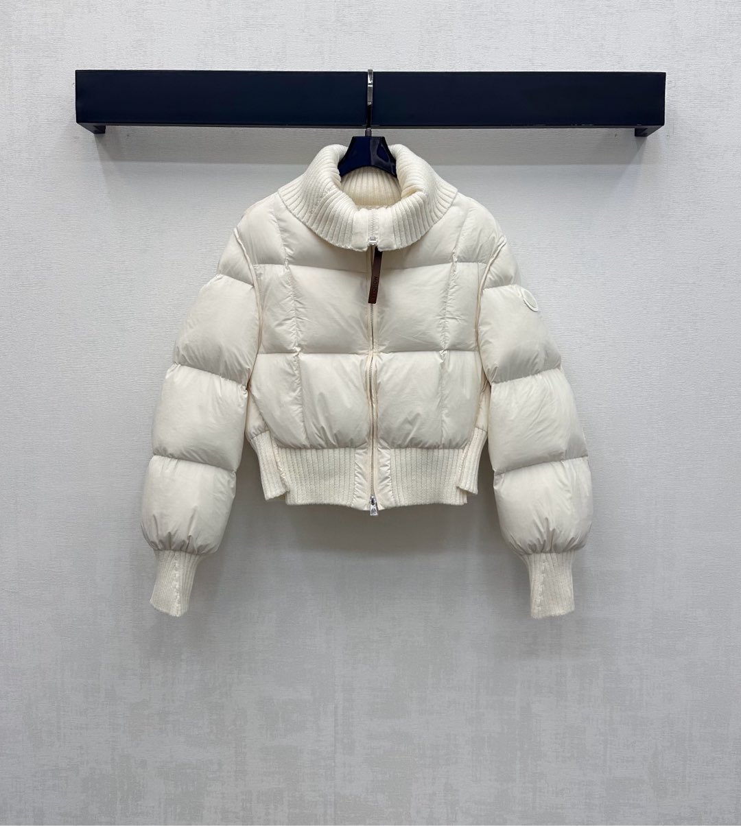 NO:562283,Equipped with dust bag  Lapel zipper jacket jacket tailoring, casually matched with skirts and trousers, it will show high street fashion style. High version 1-4,,skirts,jackets & coats,jackets & coats,down jacket,alexander wang19860909配防尘袋Moncle*2025新品上架翻领拉链夹克羽绒服定制YB进口尼龙材质 内里白鹅绒填充 整件轻盈保暖 大身方格压纹处理 配合假两件立领拼接弹力螺纹设计呼应袖口衣摆 增添造型层次感 打破秋冬沉闷感 防风御寒效果一绝 前襟拉链以标志性皮扣装饰手臂外侧点缀标志性徽章 彰显品牌调性 面辅料开发 翻领拉链夹克外套剪裁 随意搭配裙装裤装均显高街时髦风格 高版本1-4,,skirts,jackets & coats,jackets & coats,down jacket,alexander wang,Women's clothing