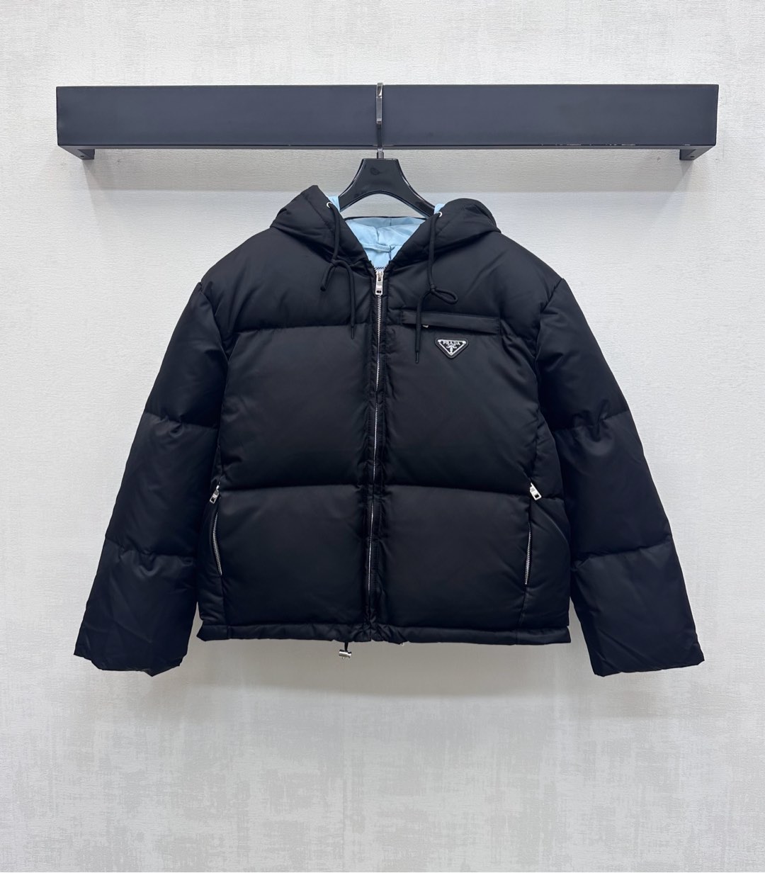 NO:562242,Equipped with dust bag  high version,,prada,jackets & coats,down jacket,hats,alexander wang19860909配防尘袋Prad*2025新品上架连帽撞色羽绒服定制YB进口尼龙材质 内里白鹅绒填充 整件轻盈保暖 通体长方形压纹处理 配合内里蓝色碰撞设计 增添造型层次感 胸前点缀标志性金属三角徽标装饰 彰显品牌调性 面辅料开发 连帽拉链外套剪裁 随意穿搭时尚有型 充绒标准:国标90绒 充绒物:白鹅绒  高版本,,prada,jackets & coats,down jacket,hats,alexander wang,Women's clothing