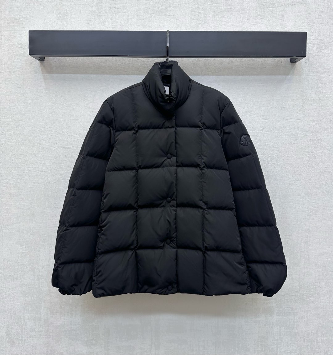 NO:562264,Equipped with a dust bag. Moncle*2025 new arrivals. Made of rectangular embossed stand-up collar down jacket. Customized YB imported nylon material. White goose down filling inside. The whole piece is light and warm. The rectangular embossing treatment is used. Large-capacity zipper pockets on both sides are decorated with a drawstring adjustment design at the hem to add layering to the look. Iconic badges are embellished on the outside of the arms to highlight the brand tone. Development of surface accessories. Stand-up collar and lapel jacket tailoring. The first choice for autumn and winter. Integrating warmth and fashion.  Down filling standard: national standard 90 down. Down filling: white goose down. High version 2 colors, jackets & coats, jackets & coats, down jacket, alexander wang19860909配防尘袋Moncle*2025新品上架长方压纹立领羽绒服定制YB进口尼龙材质 内里白鹅绒填充 整件轻盈保暖 沿用长方压纹处理 配合双侧大容量拉链口袋装饰下摆抽绳调节设计 增添造型层次感 手臂外侧点缀标志性徽章 彰显品牌调性 面辅料开发 立领翻领夹克外套剪裁 秋冬首选穿搭 集保暖与时髦一体 充绒标准:国标90绒 充绒物:白鹅绒 高版本2色,,jackets & coats,jackets & coats,down jacket,alexander wang,Women's clothing