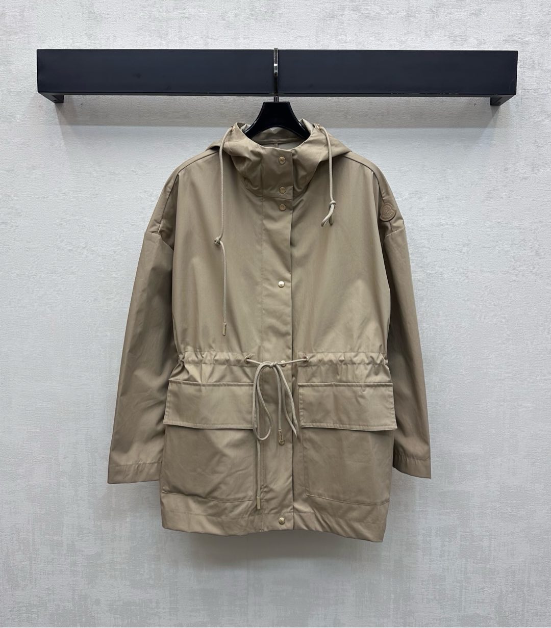 NO:562291,Moncle*2025 new products are on the shelves. Hooded drawstring windbreaker jacket is made of YB imported windbreaker material. Stiff, comfortable and stylish. Hooded drop shoulder design. Adjustable with drawstrings to add layering to the look. Create a relaxed and casual style. The placket is engraved with snap buttons and iconic badges are embellished on the outside of the arms to highlight the brand's tone. Symmetrical flap pockets on both sides are lit. Rich visual effects. Development of surface accessories. Cutting of hooded windbreaker jacket. A must-have item that is both fashionable and practical.  Daily style layering, charming British elegance, high version 2 colors, jackets & coats, hats, alexander wang19860909Moncle*2025新品上架连帽抽绳风衣外套定制YB进口风衣材质 挺括舒适有型 连帽落肩版型设计 配合抽绳调节处理 增添造型层次感 打造松弛和休闲风格 开襟印刻按扣手臂外侧点缀标志性徽章 彰显品牌调性 两侧对称翻盖口袋点亮 丰富视觉效果 面辅料开发 连帽风衣外套剪裁 时尚与实用兼备的必备单品 日常风叠穿气质魅力英伦优雅 高版本2色,,jackets & coats,hats,alexander wang,Women's clothing