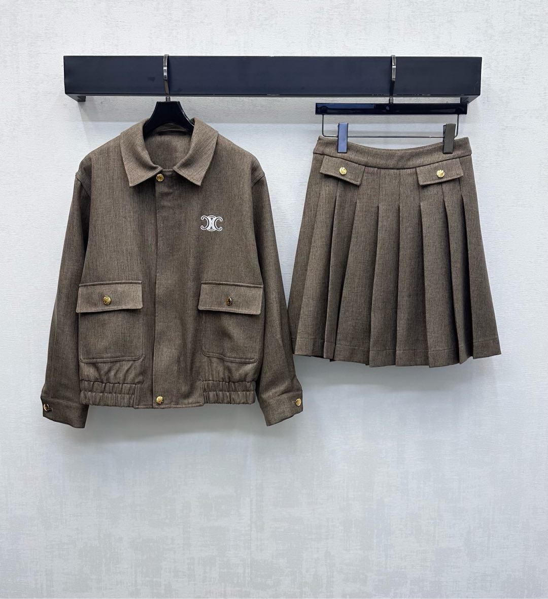 NO:563254,Celin*2025 New Arrival Jacket Jacket Pleated Skirt Suit Customized YB imported material Draped and comfortable texture Decorated with the iconic Arc de Triomphe logo on the chest Highlights the brand tone Symmetrical flap pockets with molded golden snap button adjustment design Adds layering to the look Fabric and accessories development Lapel jacket jacket high waist pleated skirt suit Complete upper body high fashion college style High version,,celine,skirts,jackets & coats,jackets & coats,alexander  wang19860909Celin*2025新品上架夹克外套百褶半裙套装定制YB进口材质 垂顺舒适质感 胸前点缀标志性凯旋门徽标装饰 彰显品牌调性 对称翻盖口袋配合开模金色按扣调节设计 增添造型层次感 面辅料开发 翻领夹克外套高腰百褶半裙套装 成套上身高级时髦学院风  高版本,,celine,skirts,jackets & coats,jackets & coats,alexander wang,Women's clothing