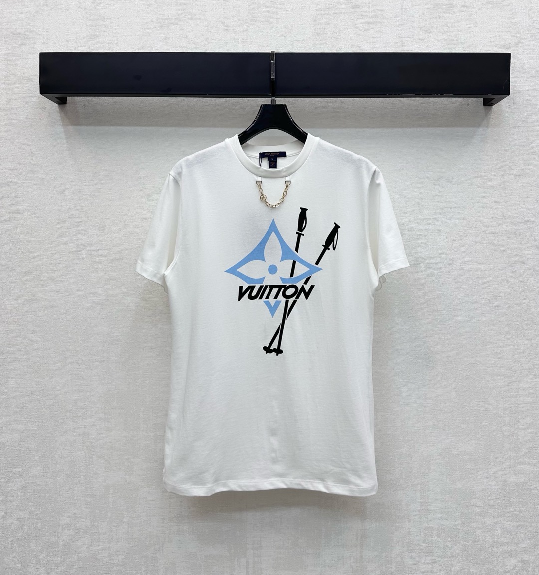 NO:563274,Louis Vuitto*2025 new products are available with round neck chain printing. Customized YB imported cotton material. Breathable, comfortable and full of texture. Printing technology is used to create four-leaf clover letter print pattern decoration on the front of the chest to highlight the brand tone. Chain embellishment design with printed letters on the neckline adds layering to the look. Development of surface accessories. Conventional short-sleeved T-shirt tailoring. Stylish when worn alone. High version, louis vuitton, T-shirt, tees, t-shirt, alexander wang19860909Louis Vuitto*2025新品上架圆领链条印花 定制YB进口全棉材质 透气舒适 质感十足 胸前沿用印花工艺打造四叶草字母印花图案装饰 彰显品牌调性 领口印刻字母链条点缀设计 增添造型层次感 面辅料开发 常规短袖T恤剪裁 单穿内搭出彩时髦 高版本,,louis vuitton,T-shirt,tees，t-shirt,alexander wang,Women's clothing