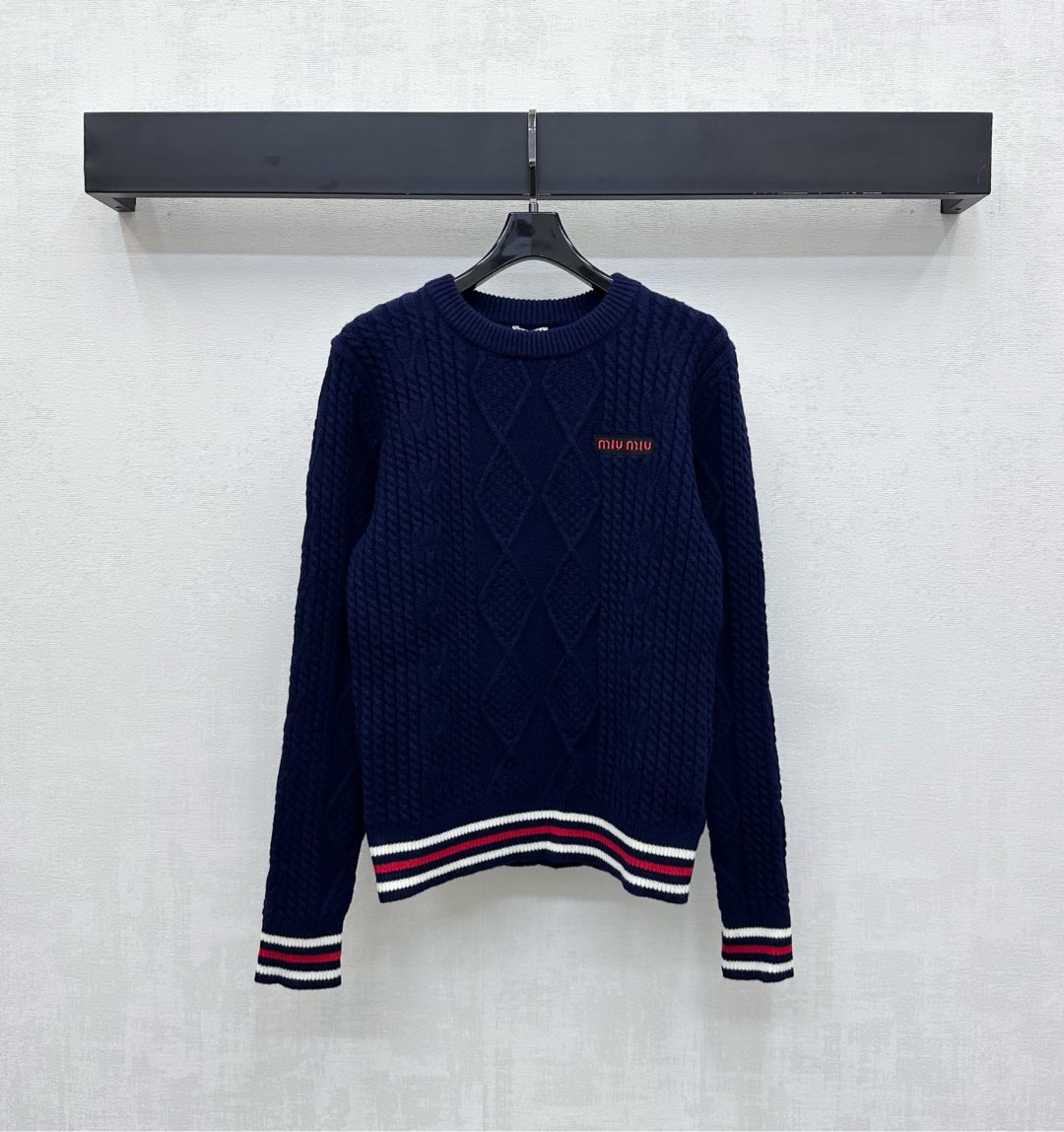 NO:563282,Miumi*2025 new products are on the shelves. Contrasting color rhombus long-sleeved knitted custom YB imported wool knitted material. Comfortable and soft. It adopts vertical twist texture and rhombus crochet design. Striped cuffs and hem are threaded to add a sense of layering. Iconic letter logo decoration on the chest highlights the brand tone. Development of surface accessories. Round neck long-sleeved top tailoring. Fashionable and casual to accommodate body shape. High version 2 colors,,miumiu,alexander wang19860909Miumi*2025新品上架撞色菱格长袖针织定制YB进口羊毛针织材质 舒适柔软 沿用竖列麻花肌理配合菱格纹钩针设计 条纹袖口衣摆螺纹包边处理 增添造型层次感 胸前点缀标志性字母徽标装饰 彰显品牌调性 面辅料开发 圆领长袖上衣剪裁 包容身形穿搭时髦休闲 高版本2色,,miumiu,alexander wang,Women's clothing